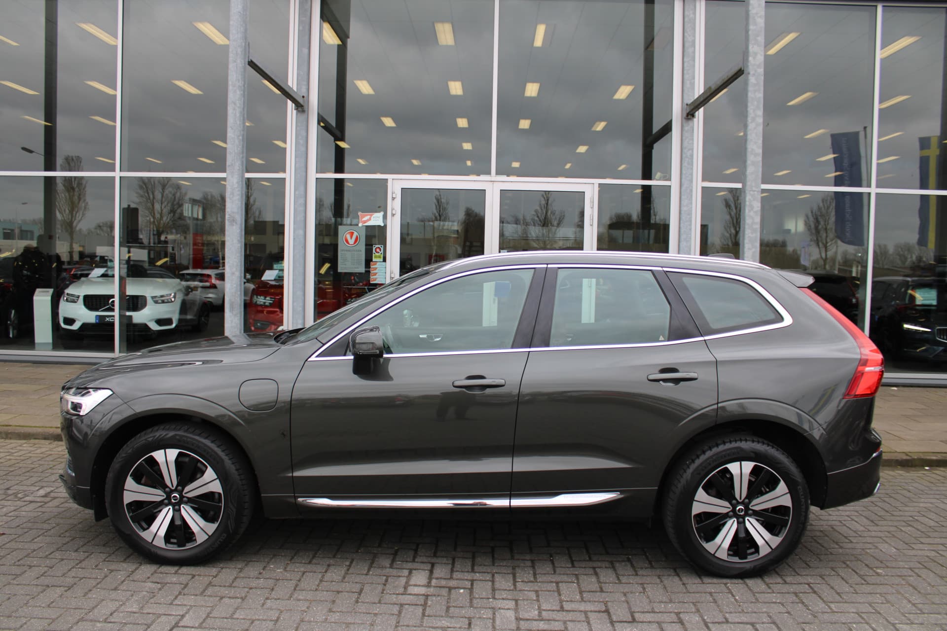 Volvo XC60 T8 Twin Engine AWD Momentum Pro thumbnail 31