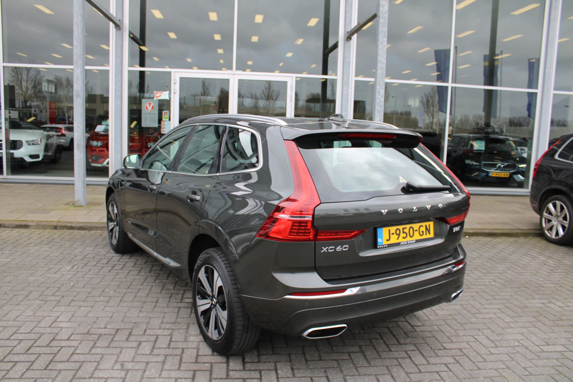 Volvo XC60 T8 Twin Engine AWD Momentum Pro thumbnail 32