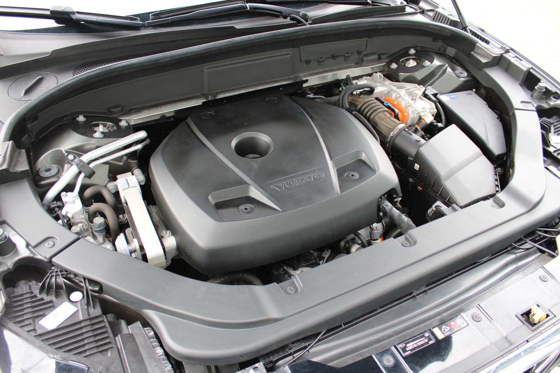 Volvo XC60 T8 Twin Engine AWD Momentum Pro thumbnail 35