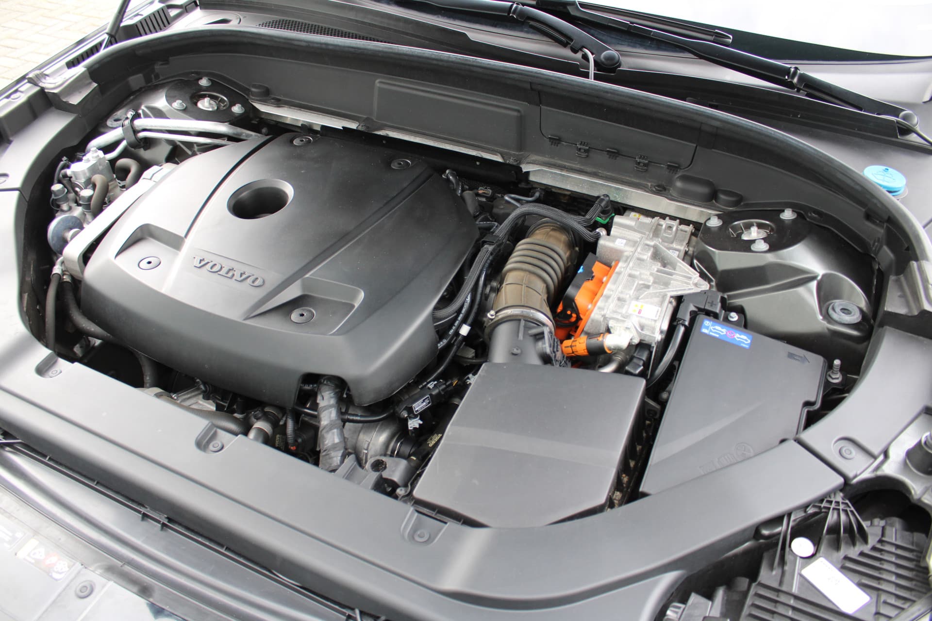 Volvo XC60 T8 Twin Engine AWD Momentum Pro thumbnail 37