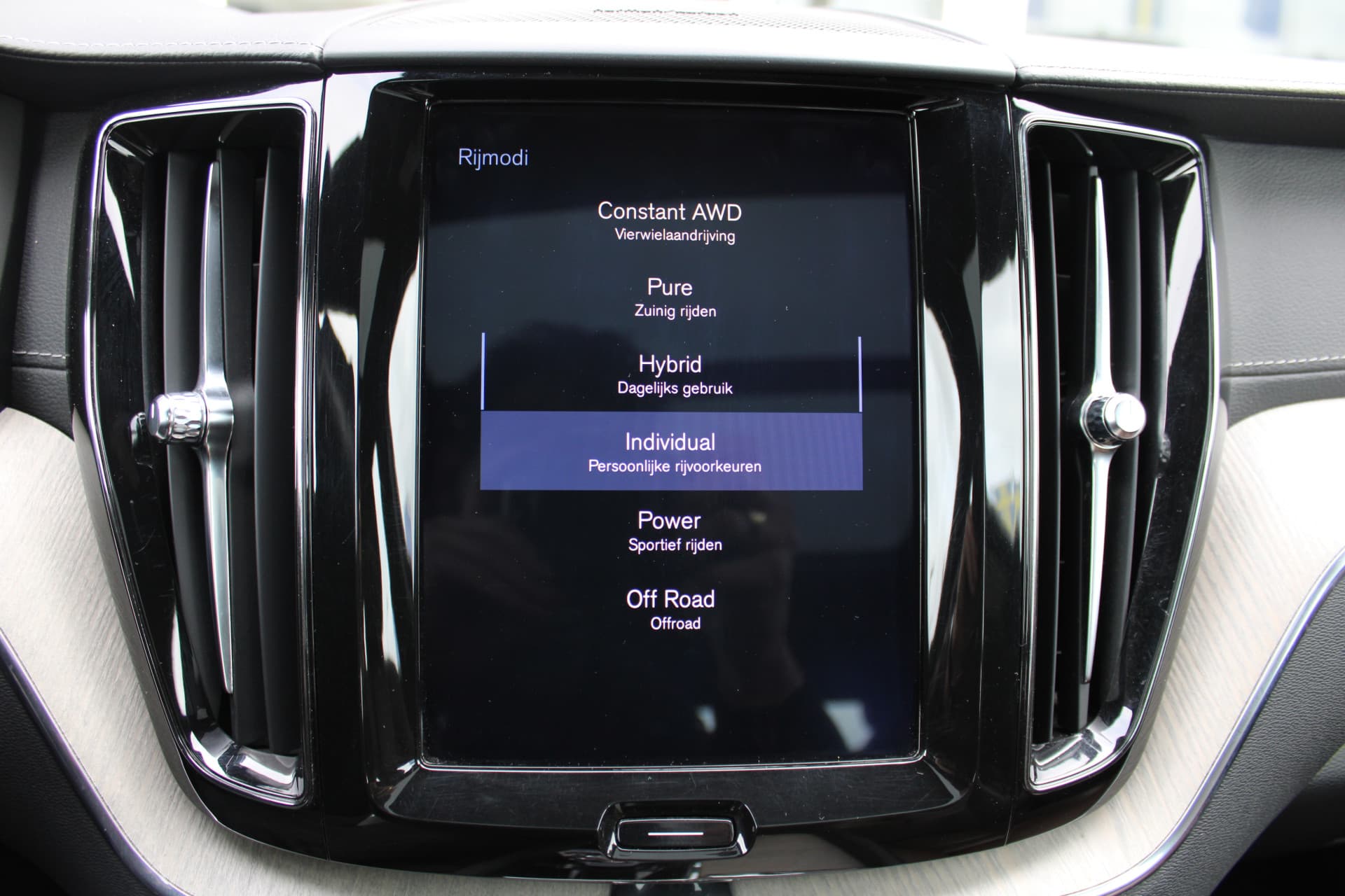 Volvo XC60 T8 Twin Engine AWD Momentum Pro thumbnail 40