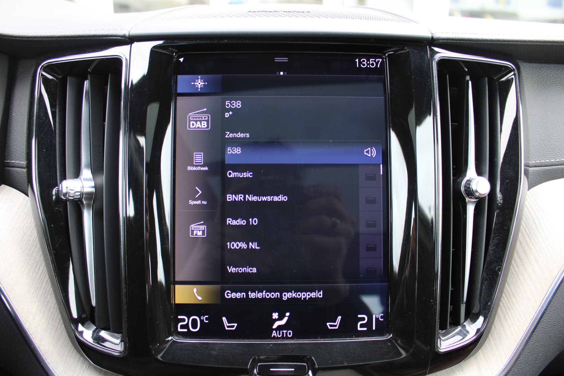 Volvo XC60 T8 Twin Engine AWD Momentum Pro thumbnail 42