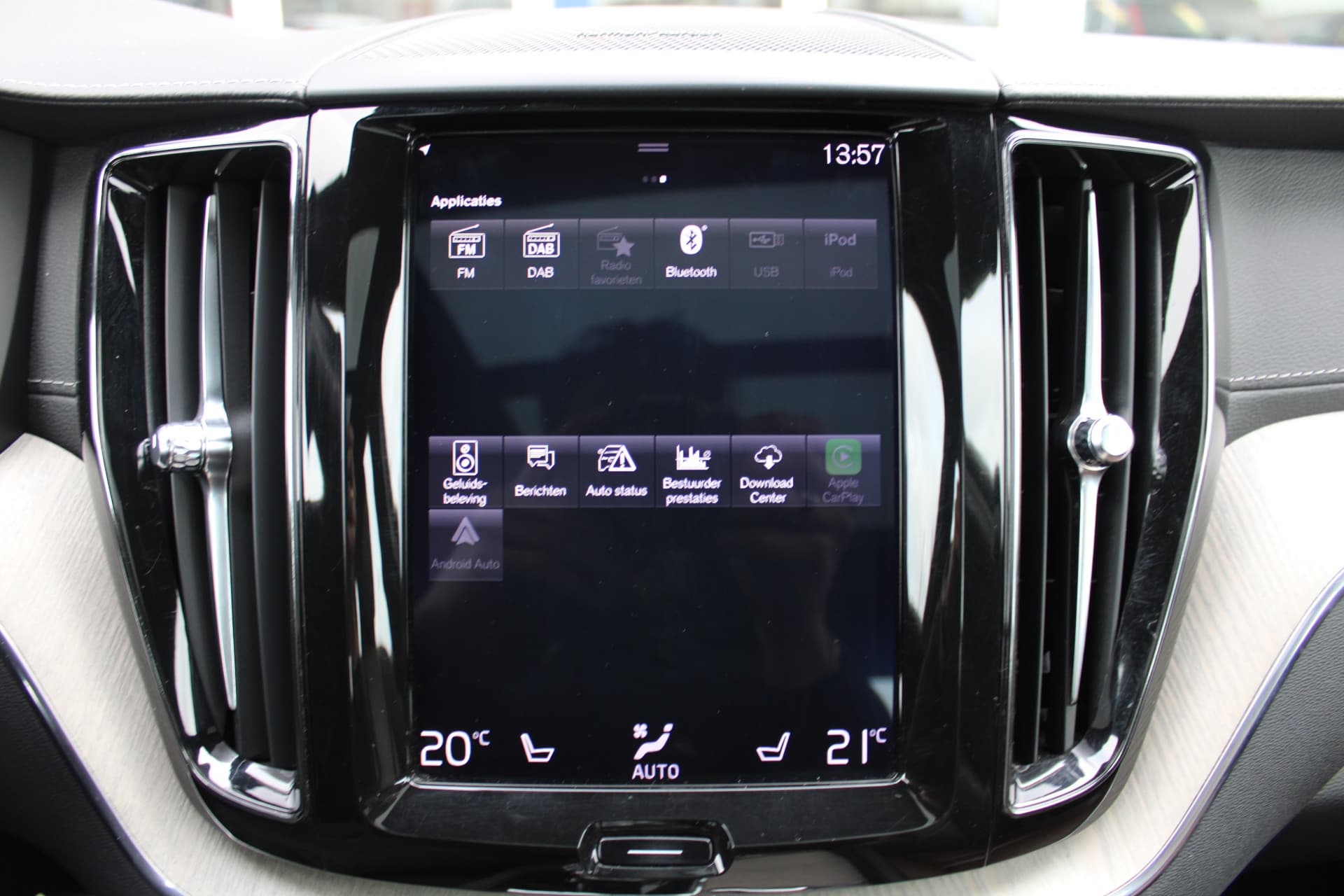 Volvo XC60 T8 Twin Engine AWD Momentum Pro thumbnail 44