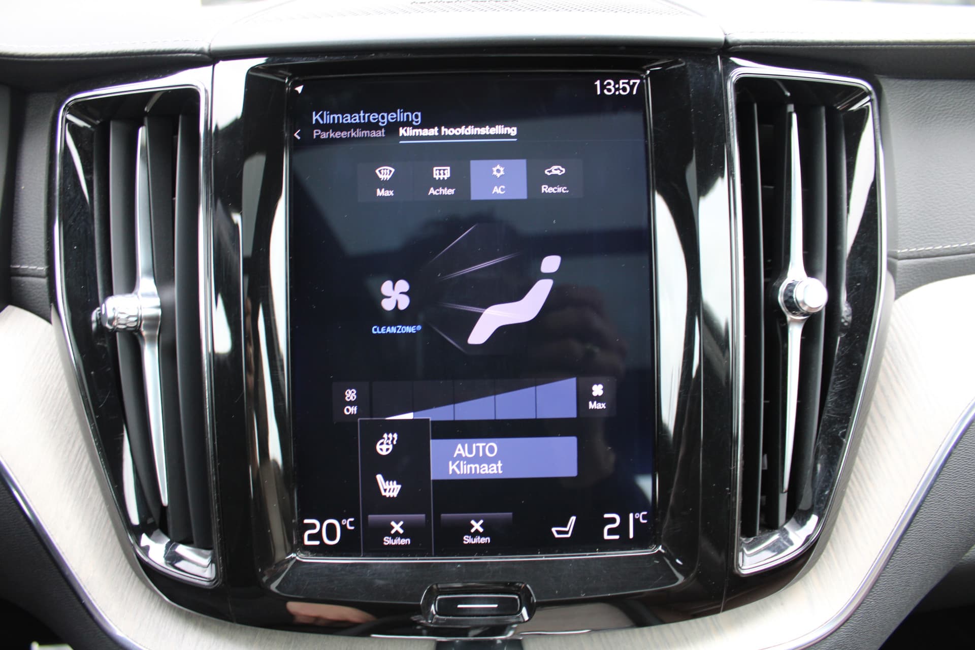 Volvo XC60 T8 Twin Engine AWD Momentum Pro thumbnail 45