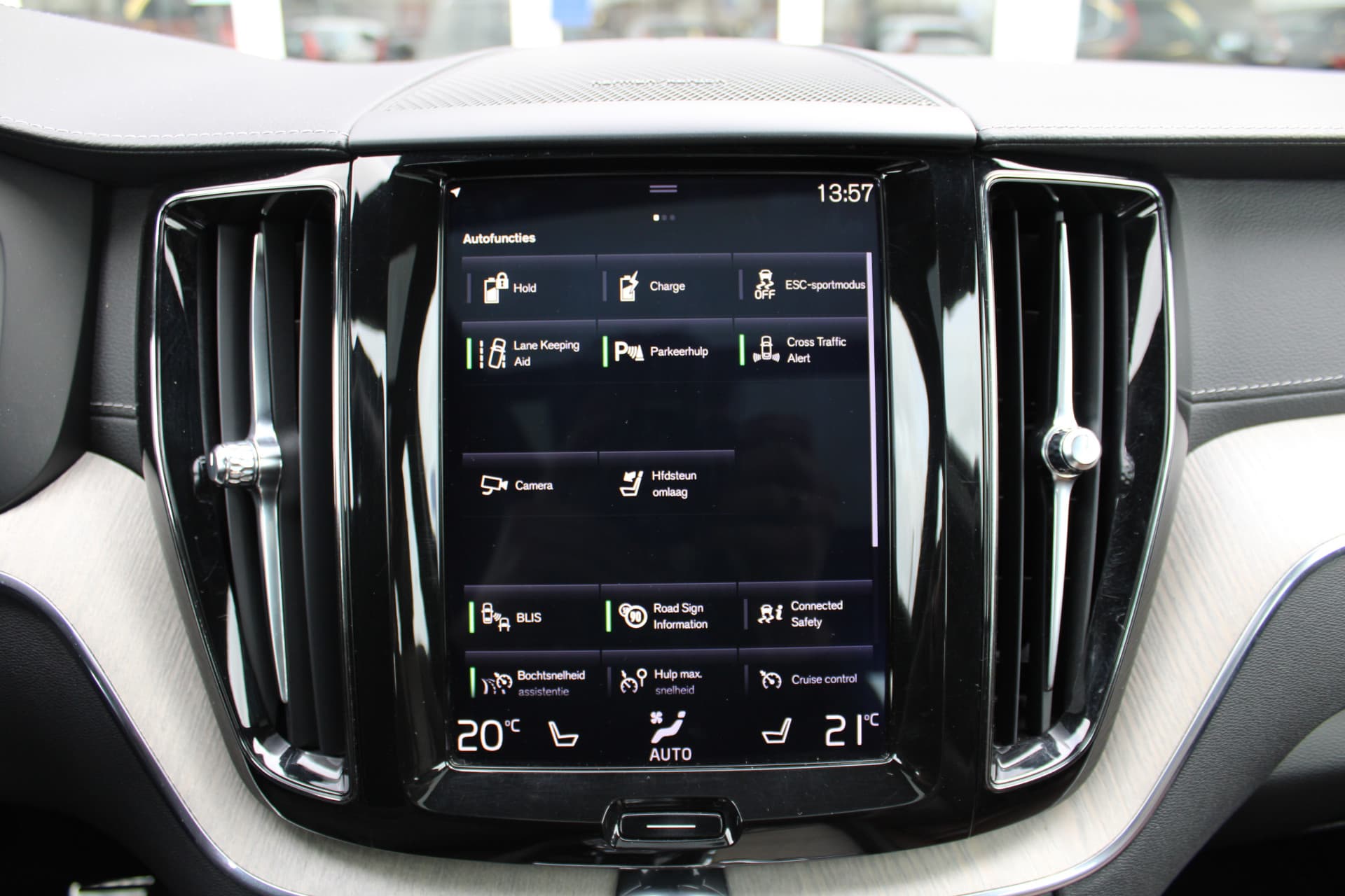 Volvo XC60 T8 Twin Engine AWD Momentum Pro thumbnail 47