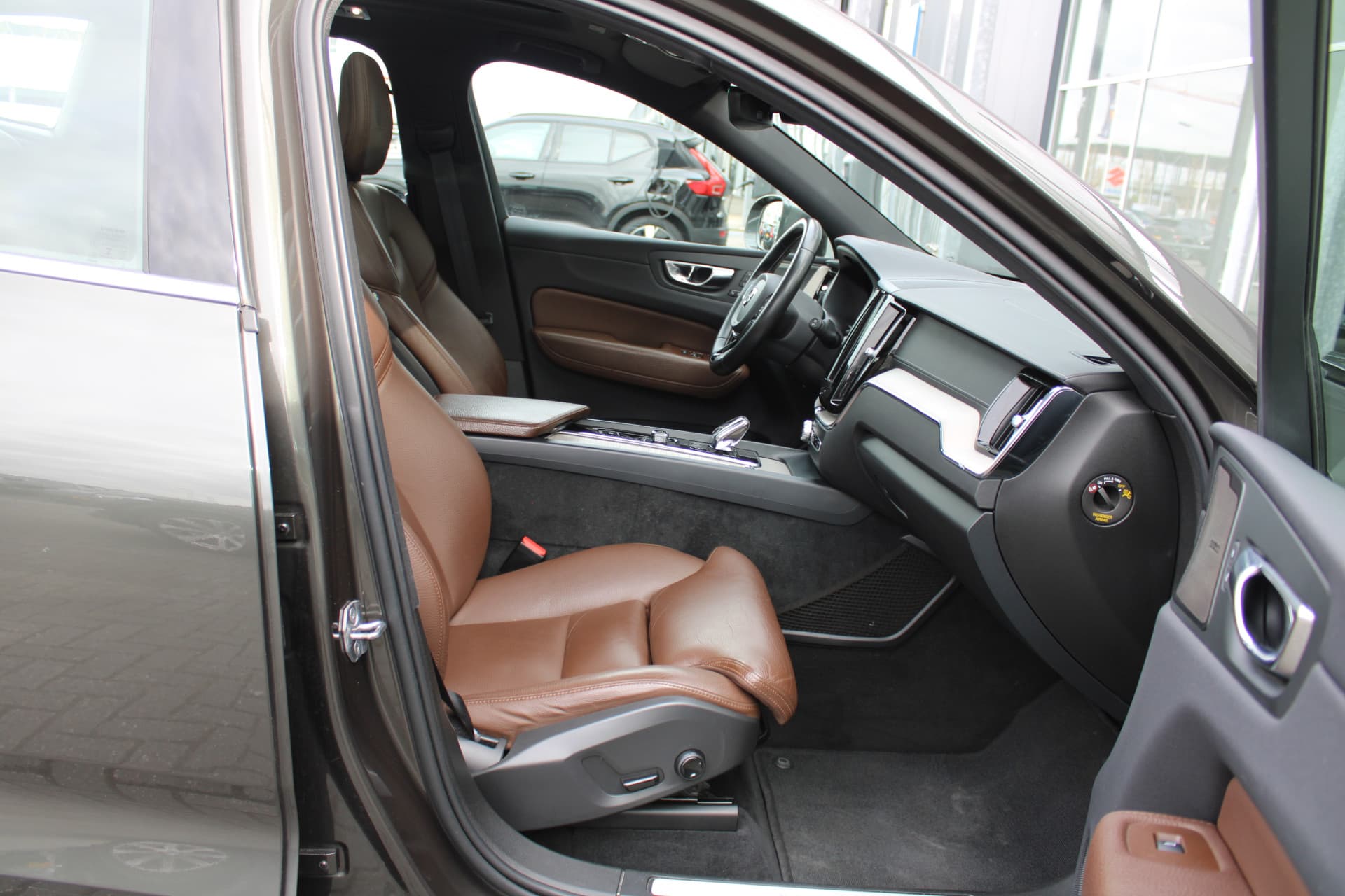 Volvo XC60 T8 Twin Engine AWD Momentum Pro thumbnail 50