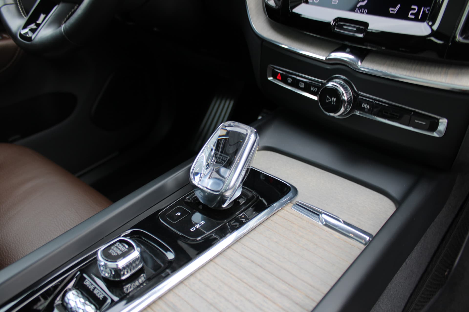 Volvo XC60 T8 Twin Engine AWD Momentum Pro thumbnail 51