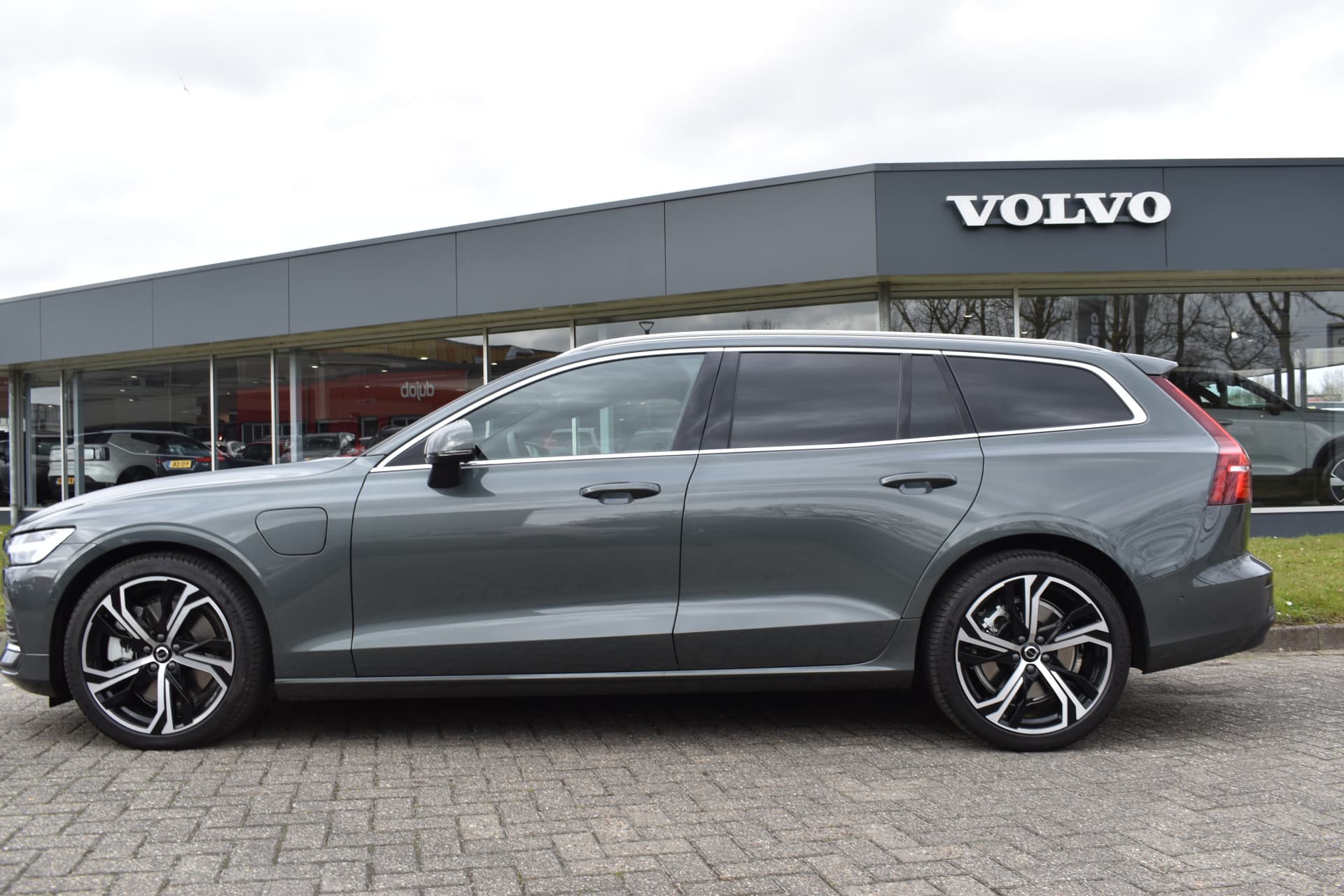 Volvo V60 T6 AWD 350PK Plug-in Hybrid Ultra Dark thumbnail 5