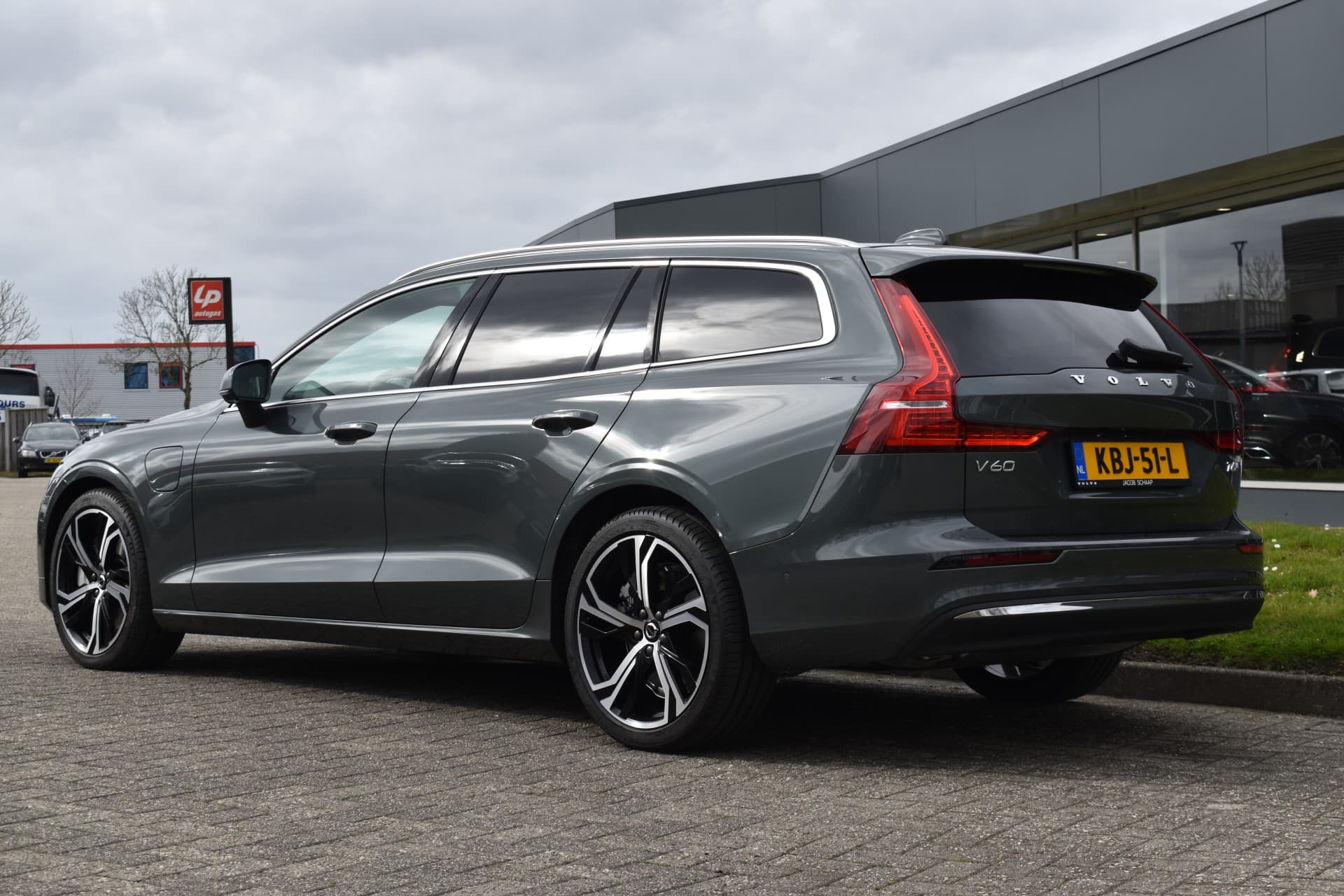 Volvo V60 T6 AWD 350PK Plug-in Hybrid Ultra Dark thumbnail 9
