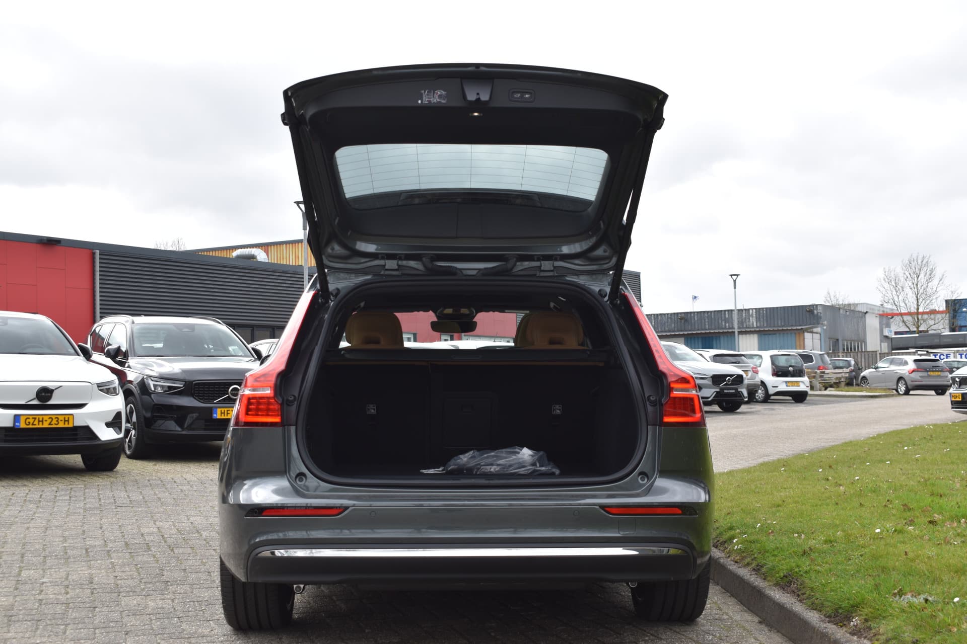 Volvo V60 T6 AWD 350PK Plug-in Hybrid Ultra Dark thumbnail 12