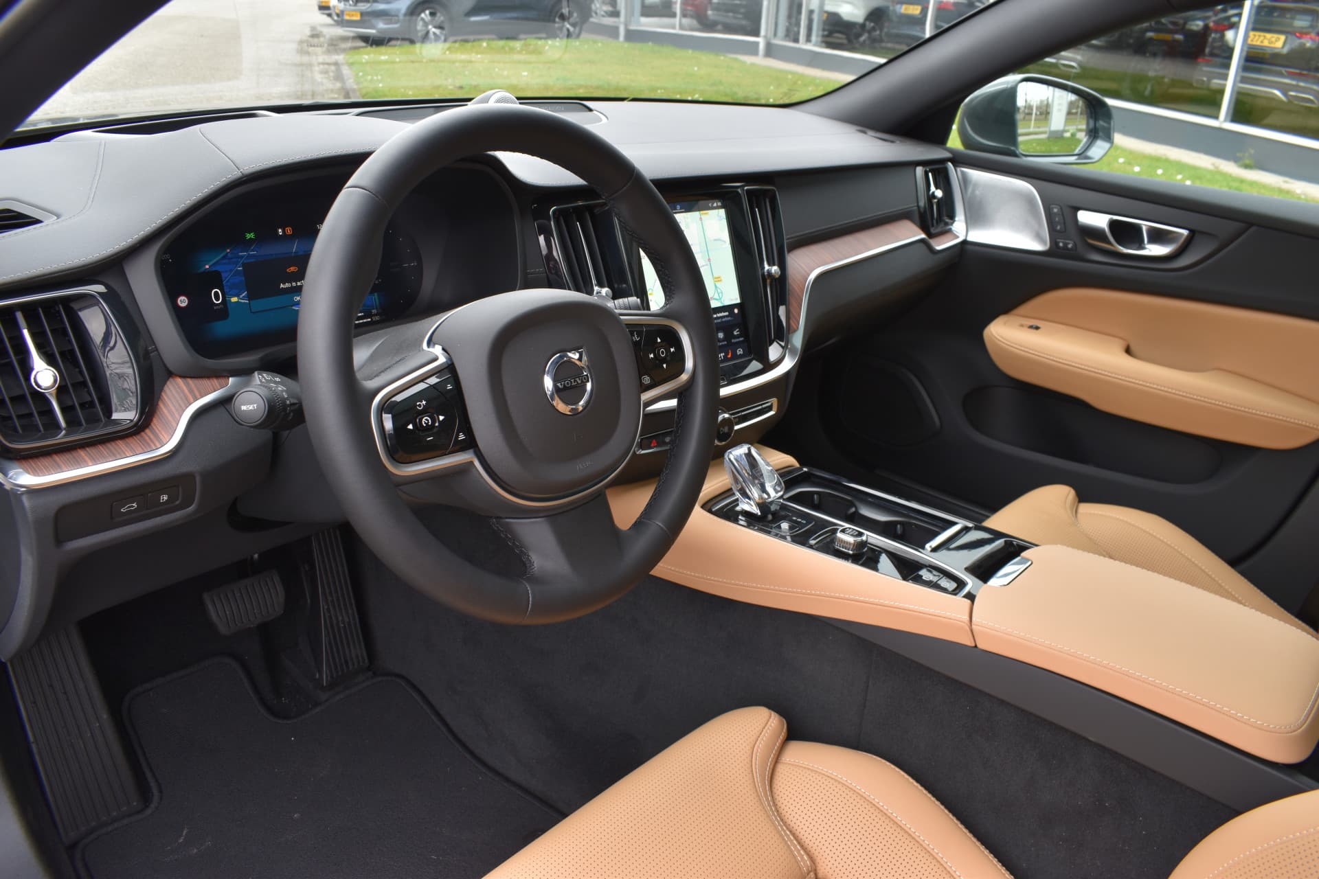 Volvo V60 T6 AWD 350PK Plug-in Hybrid Ultra Dark thumbnail 19