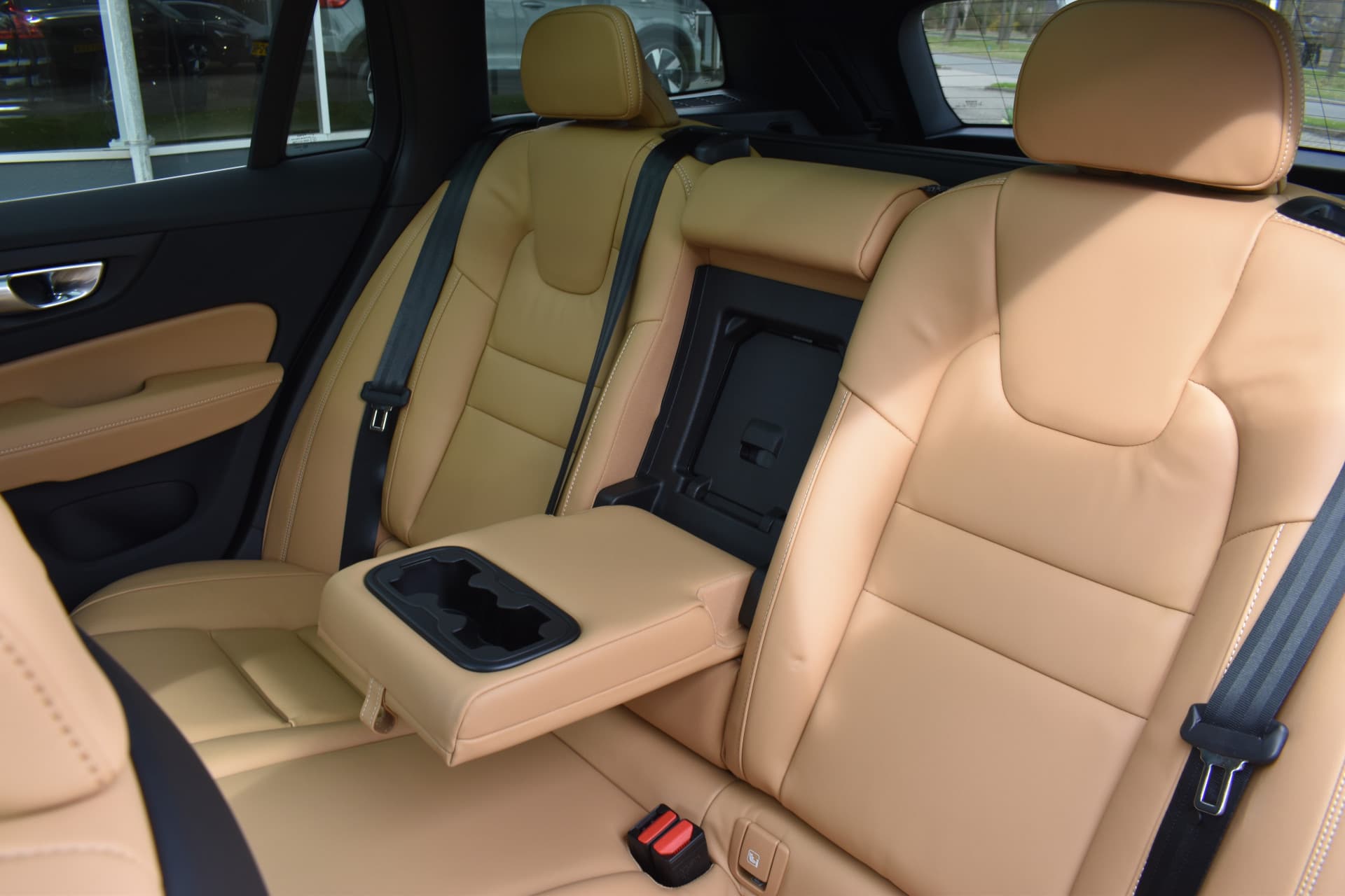 Volvo V60 T6 AWD 350PK Plug-in Hybrid Ultra Dark thumbnail 24