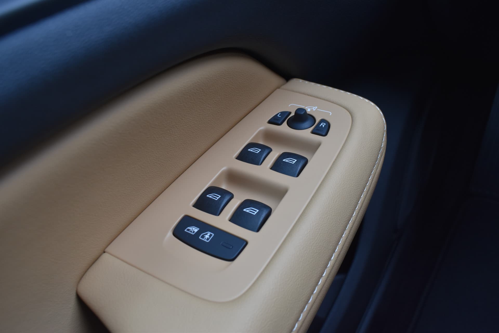 Volvo V60 T6 AWD 350PK Plug-in Hybrid Ultra Dark thumbnail 31