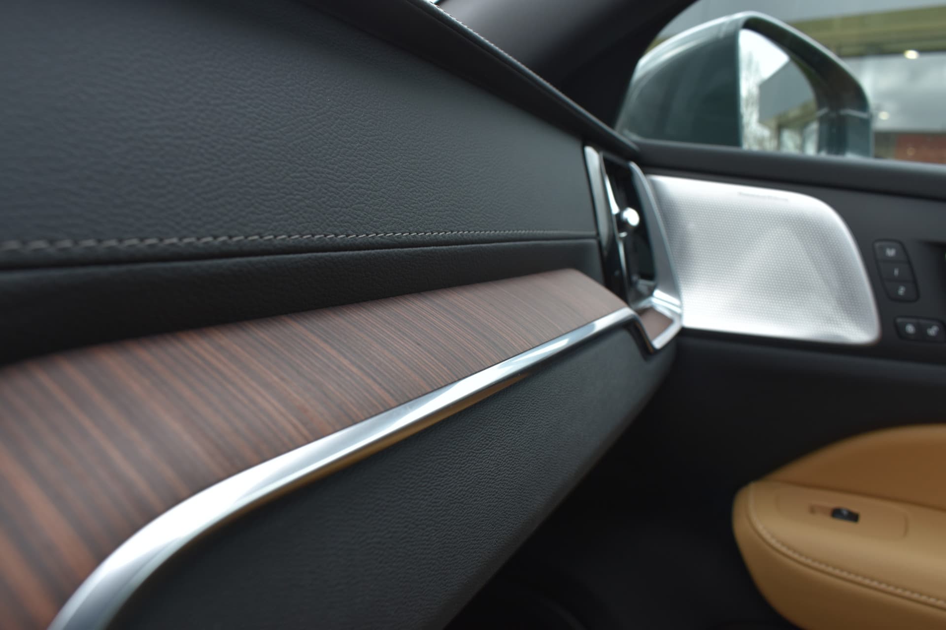 Volvo V60 T6 AWD 350PK Plug-in Hybrid Ultra Dark thumbnail 32