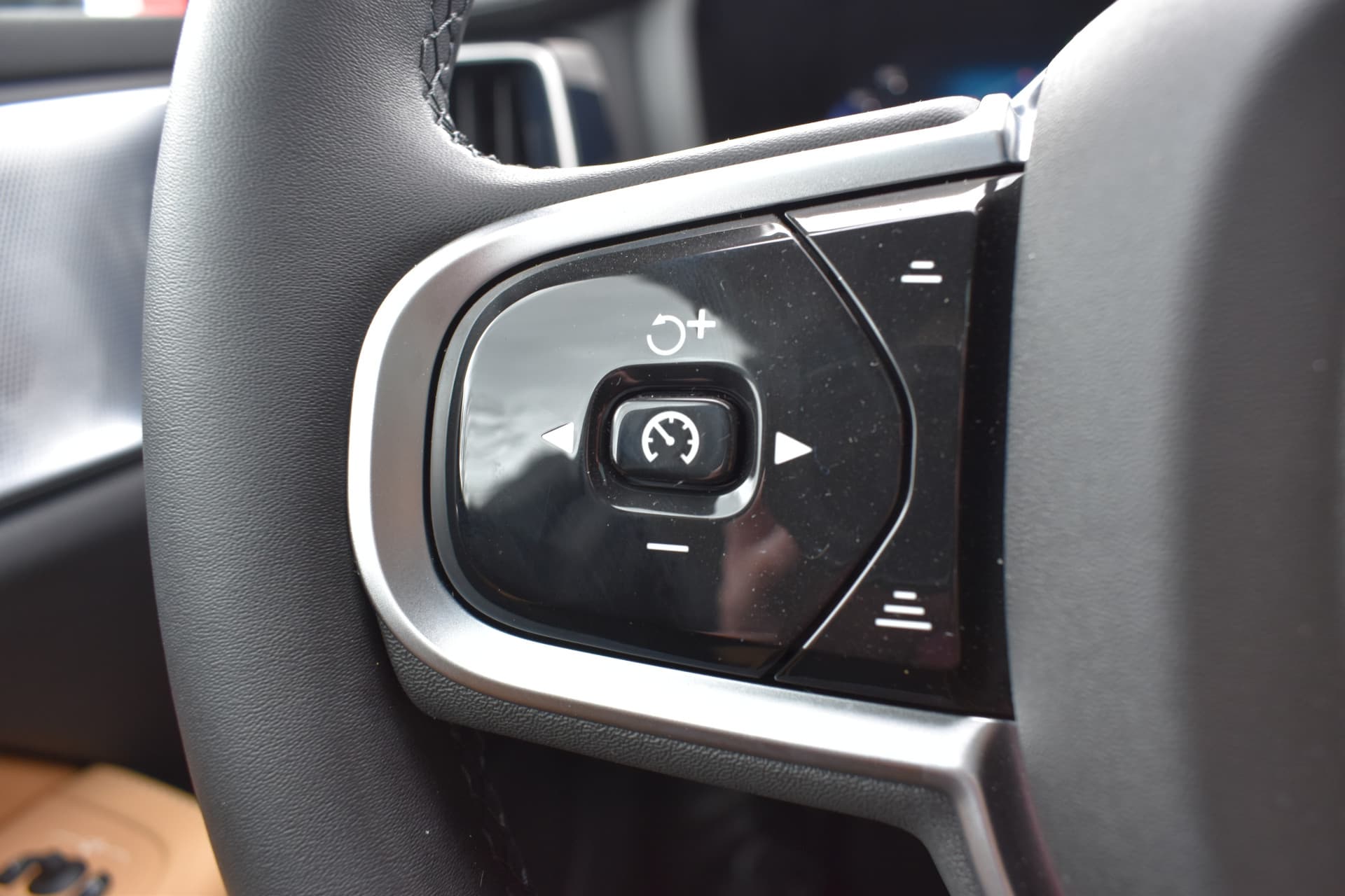 Volvo V60 T6 AWD 350PK Plug-in Hybrid Ultra Dark thumbnail 36