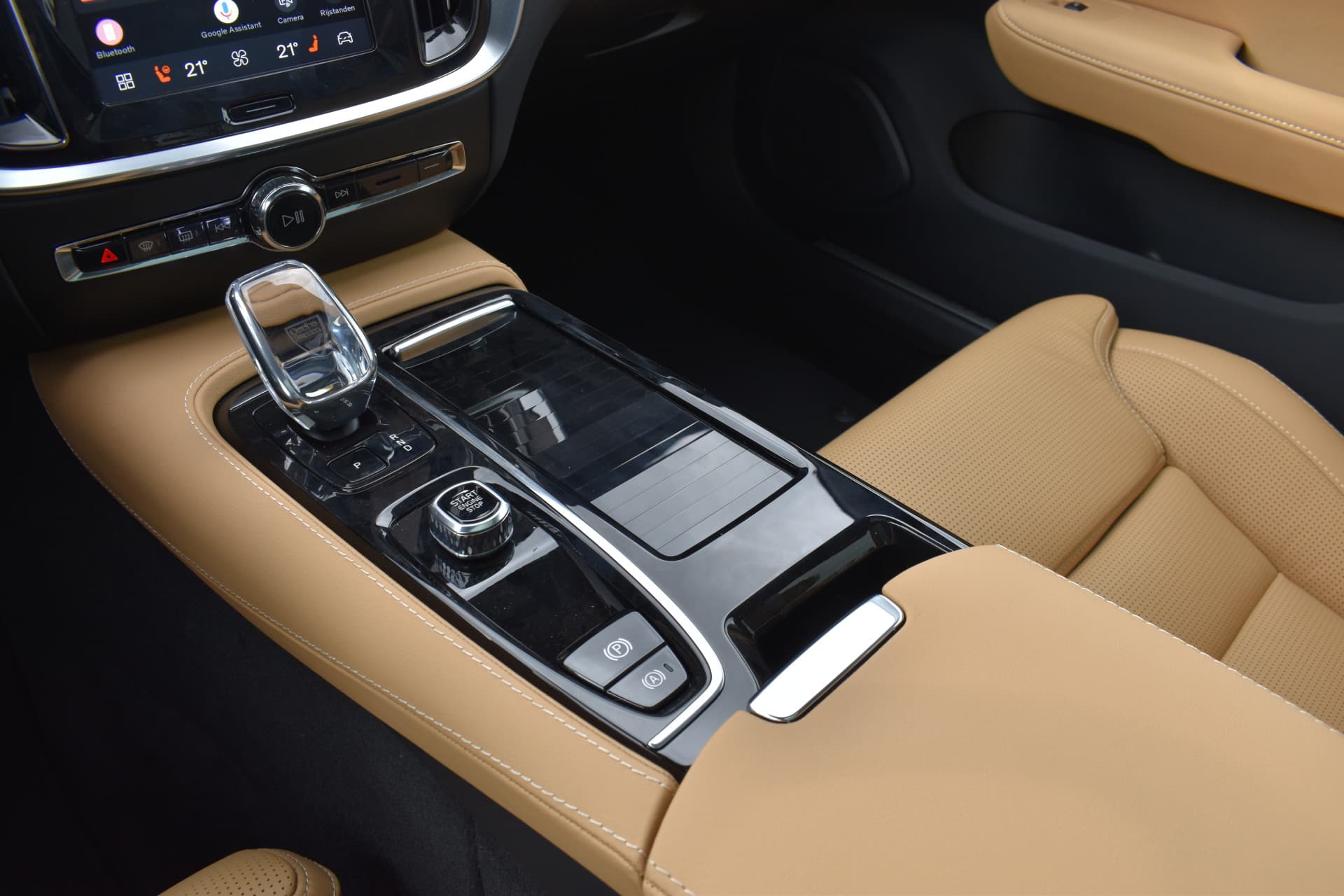 Volvo V60 T6 AWD 350PK Plug-in Hybrid Ultra Dark thumbnail 41