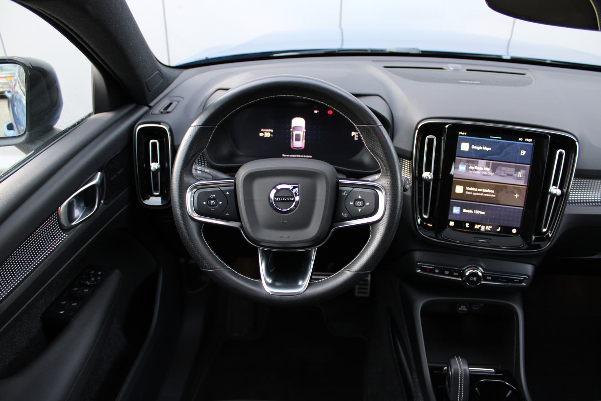 Volvo XC40 Recharge P8 AWD R-Design thumbnail 2