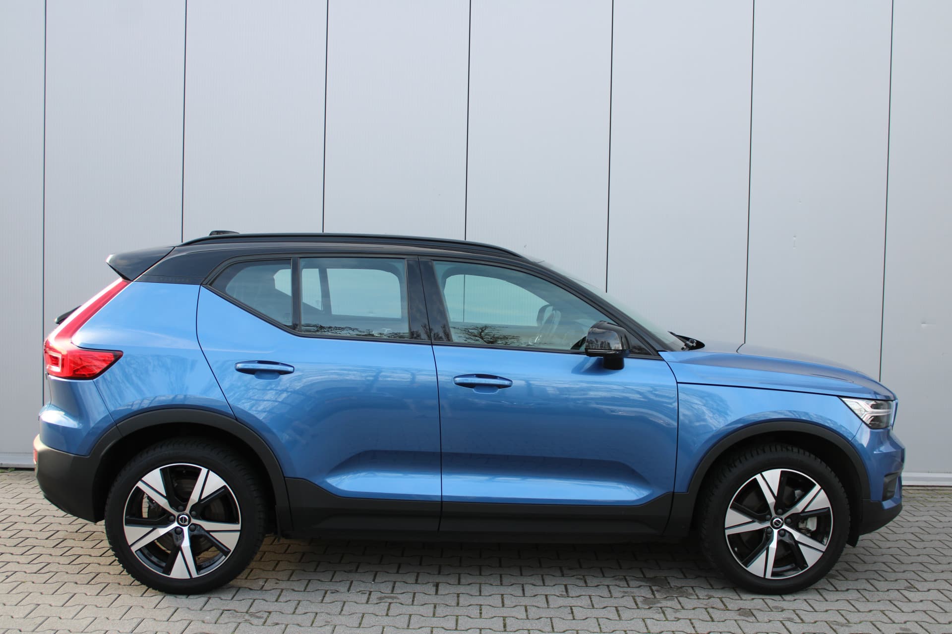 Volvo XC40 Recharge P8 AWD R-Design thumbnail 3