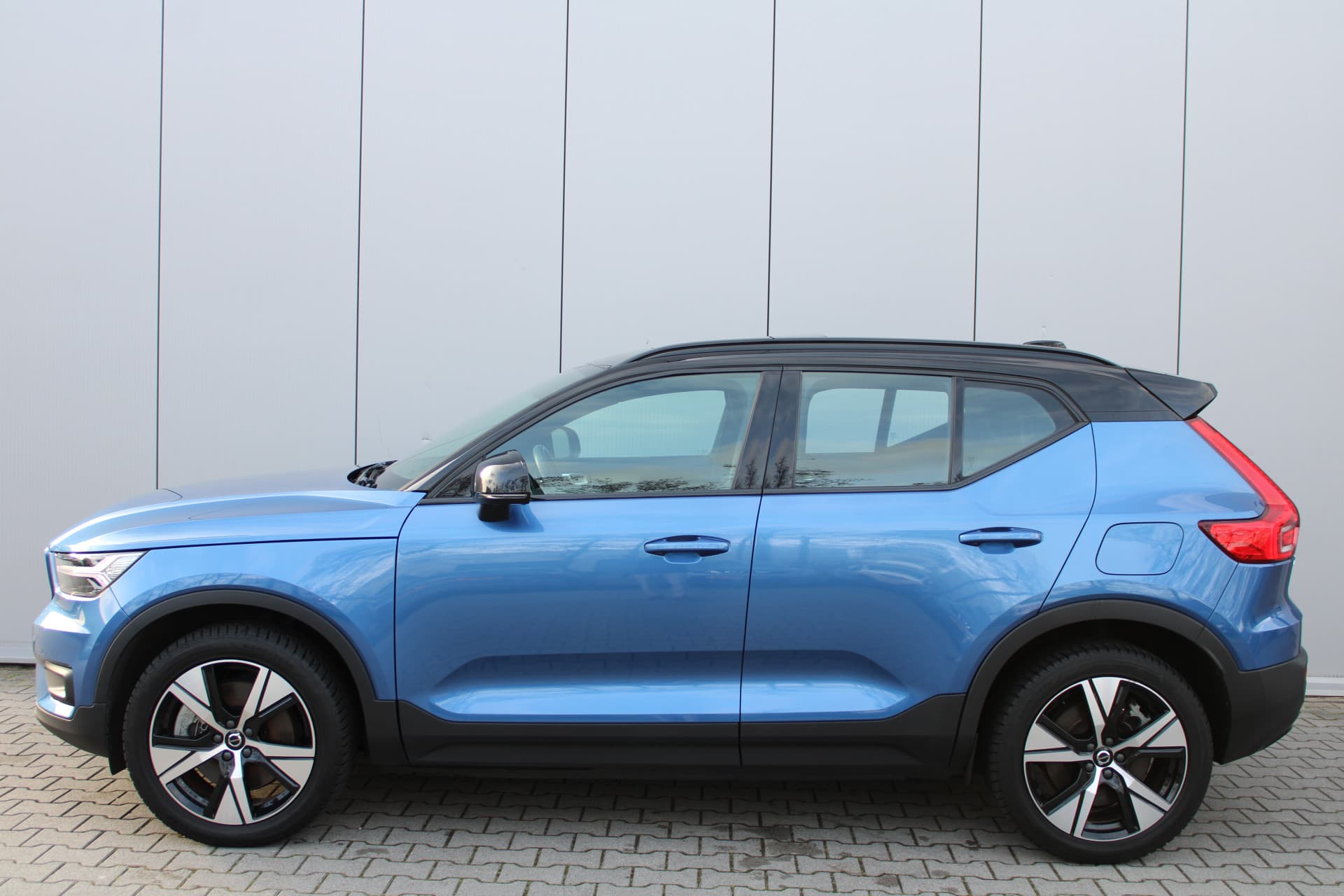 Volvo XC40 Recharge P8 AWD R-Design thumbnail 5