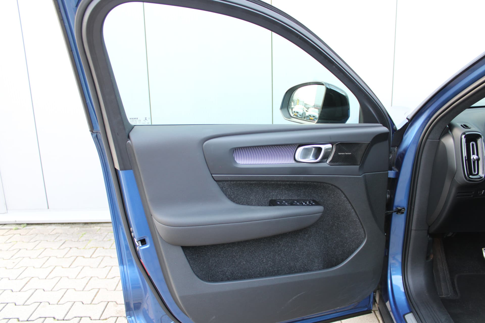 Volvo XC40 Recharge P8 AWD R-Design thumbnail 14