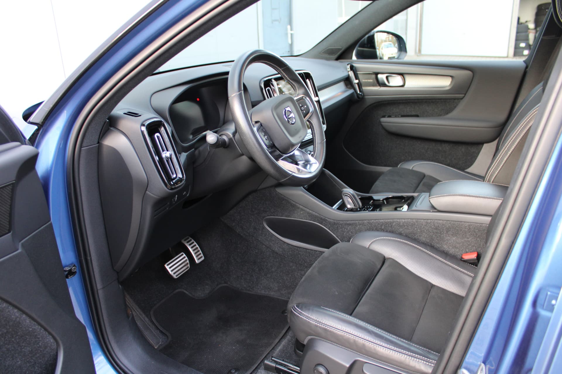 Volvo XC40 Recharge P8 AWD R-Design thumbnail 15