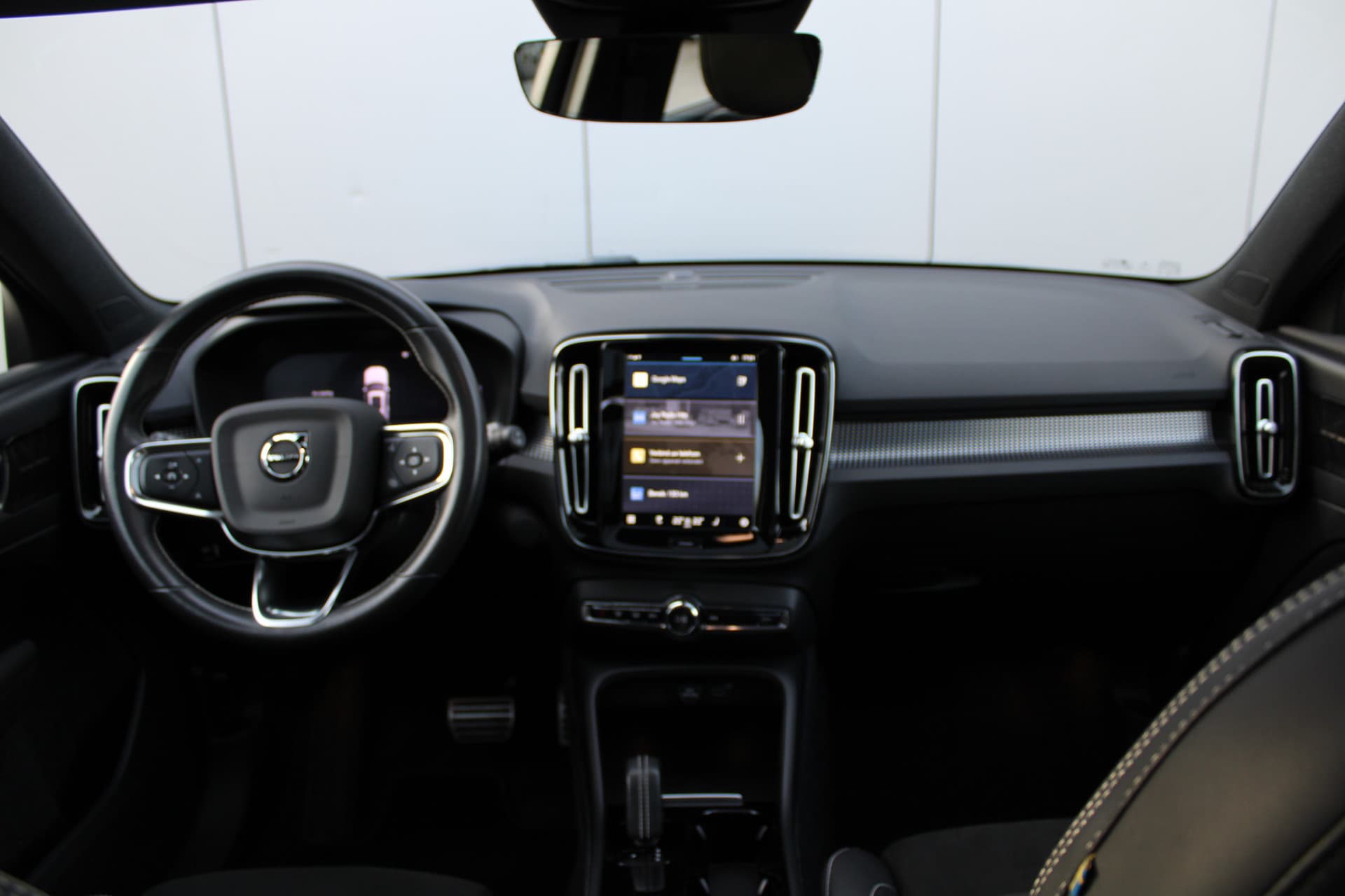 Volvo XC40 Recharge P8 AWD R-Design thumbnail 16