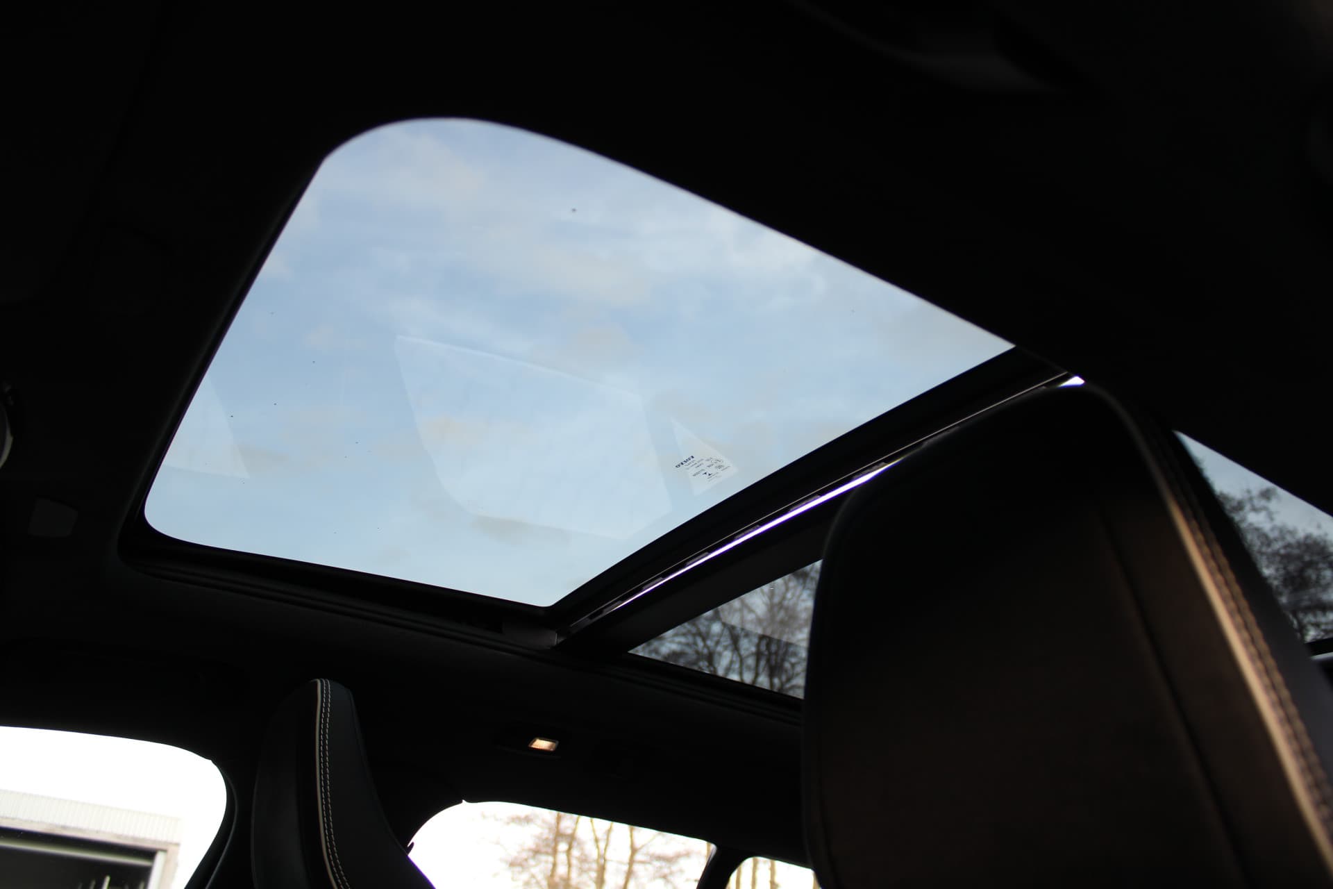 Volvo XC40 Recharge P8 AWD R-Design thumbnail 17