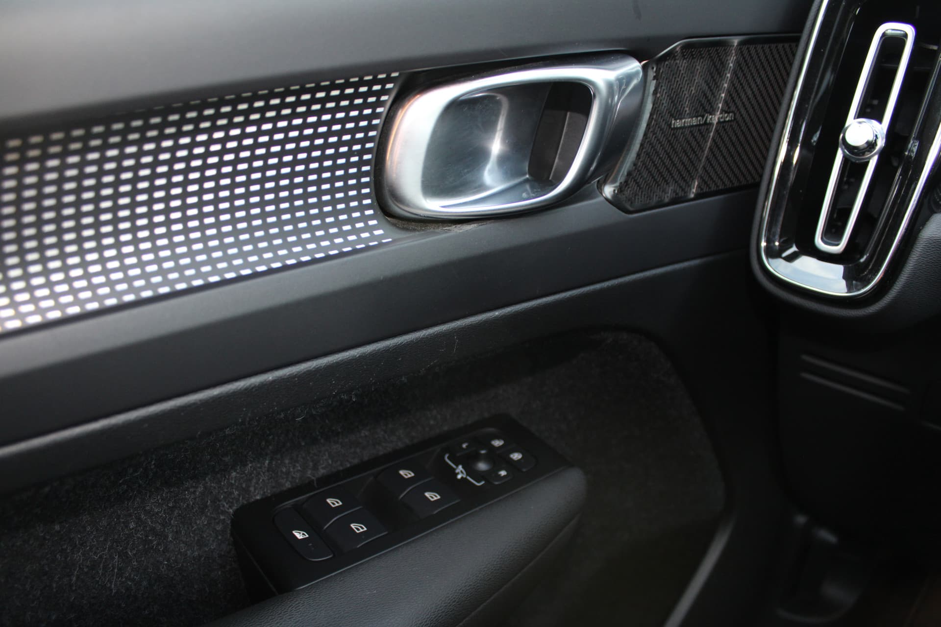 Volvo XC40 Recharge P8 AWD R-Design thumbnail 18