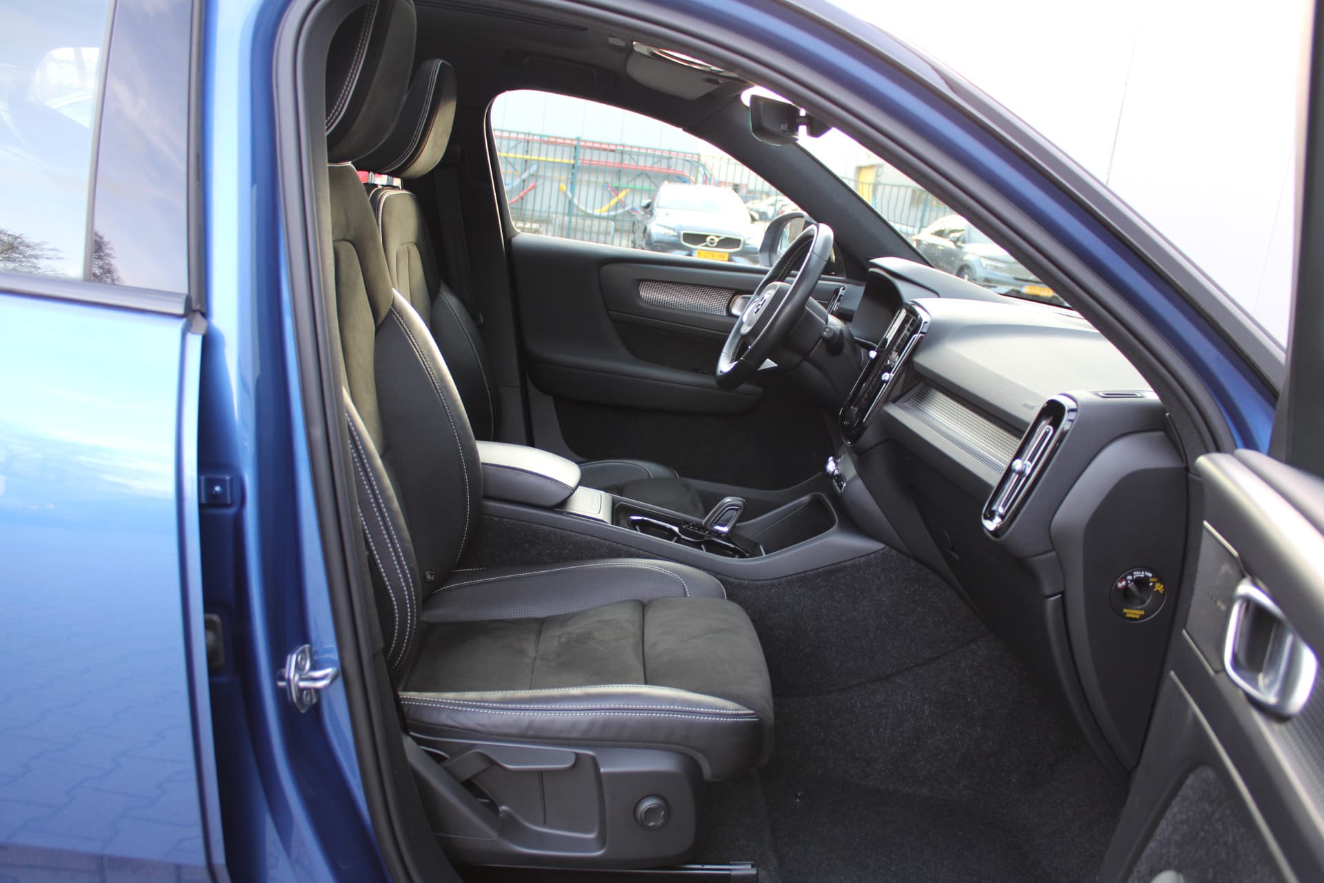 Volvo XC40 Recharge P8 AWD R-Design thumbnail 26