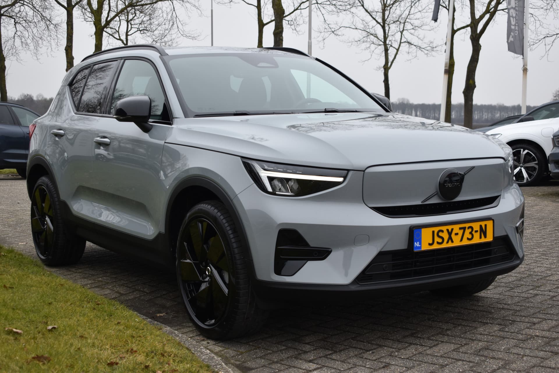 Volvo EX40 Extended Range 252PK Plus Black Ed. 82 kWh thumbnail 3