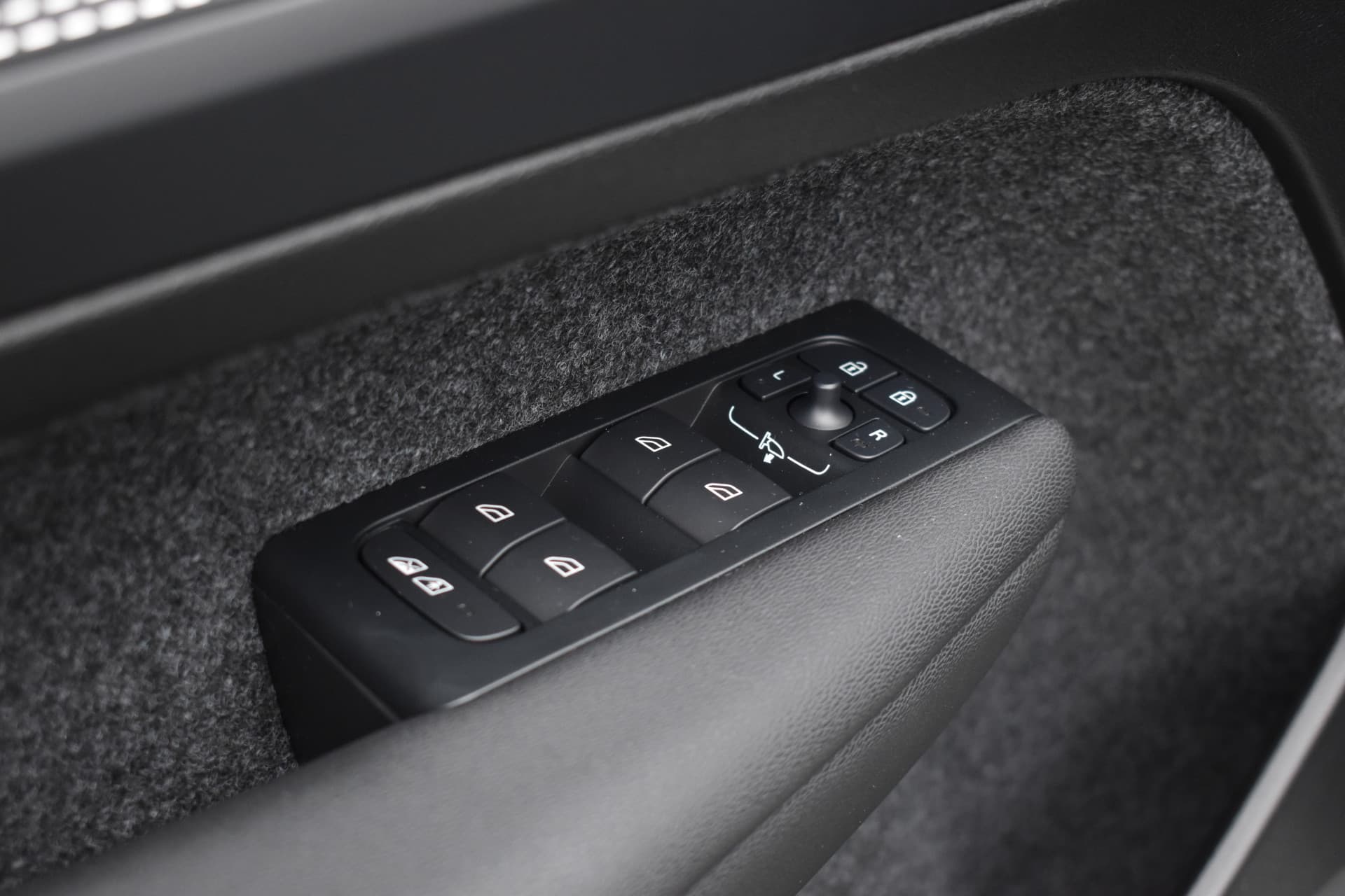 Volvo EX40 Extended Range 252PK Plus Black Ed. 82 kWh thumbnail 17