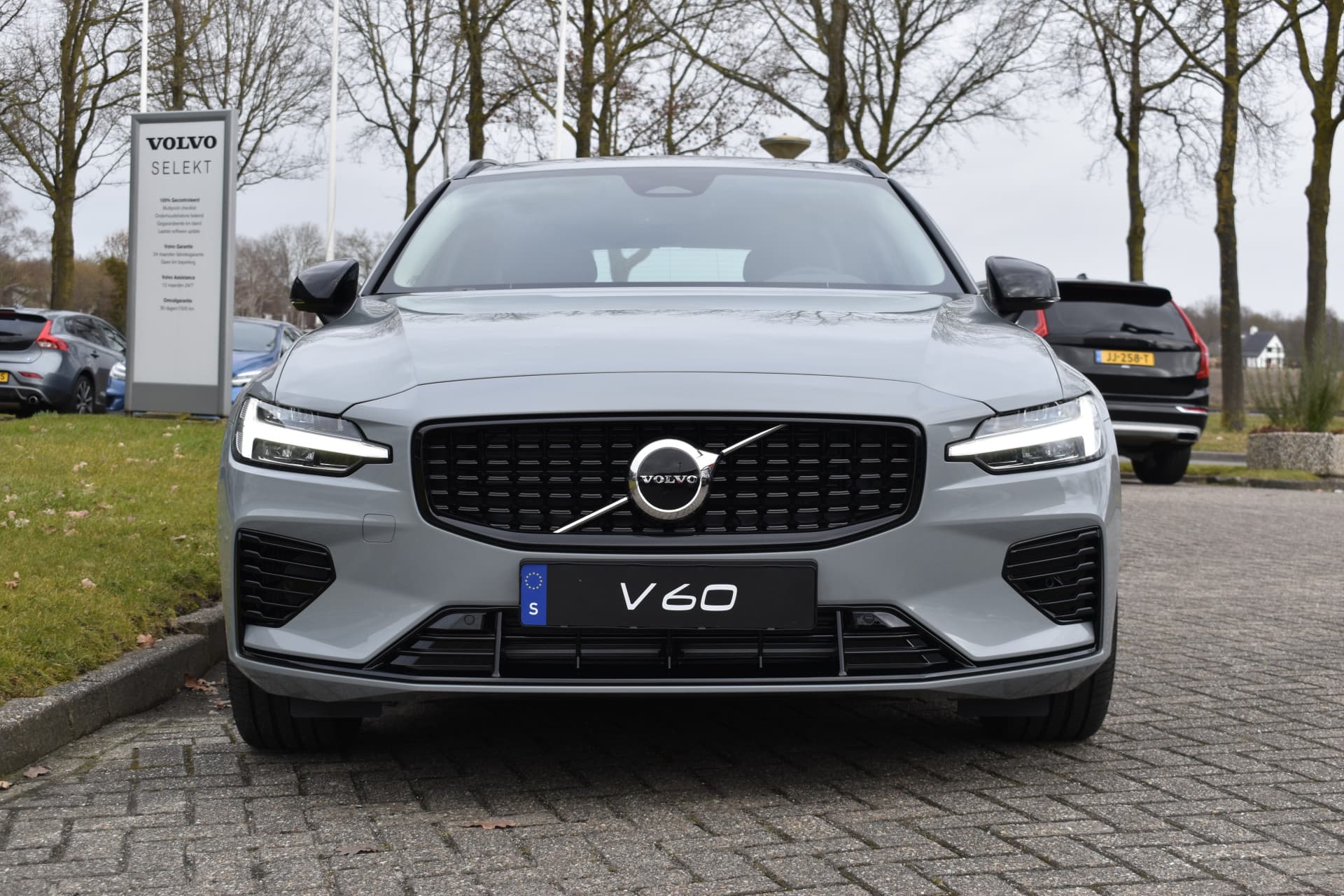 Volvo V60 T8 AWD 455PK Plug-in Hybrid Plus Perform. Ed. Dark thumbnail 2