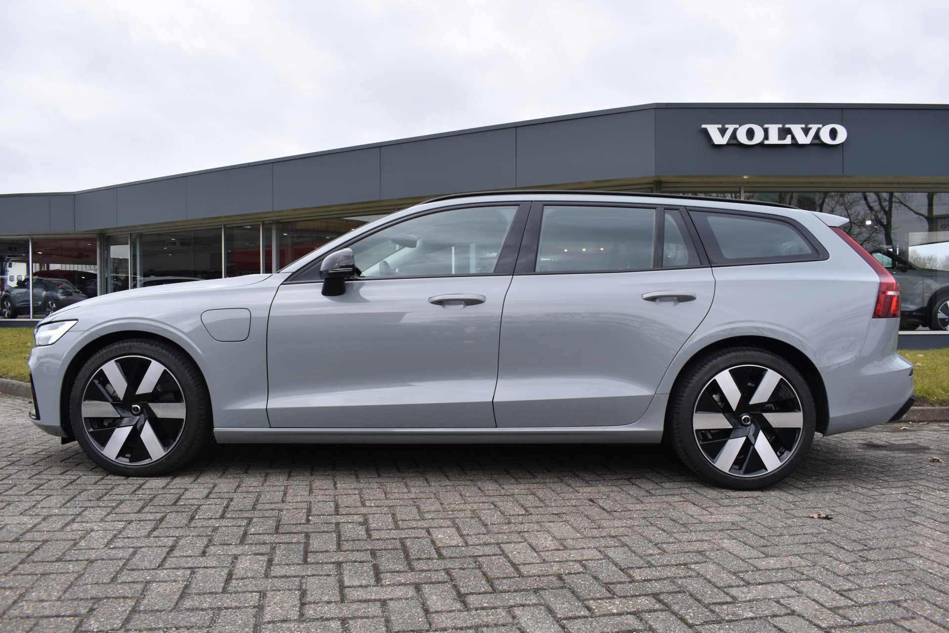 Volvo V60 T8 AWD 455PK Plug-in Hybrid Plus Perform. Ed. Dark thumbnail 6