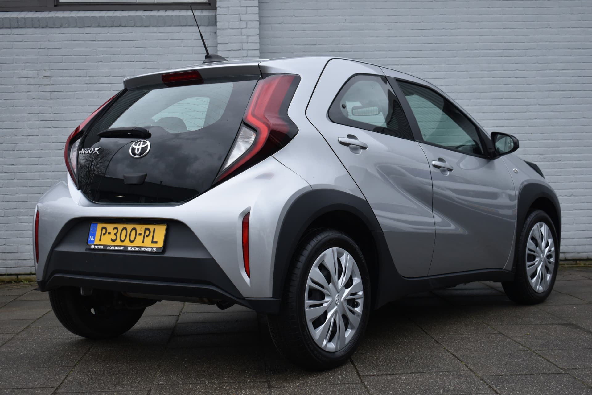 Toyota Aygo X 1.0 VVT-i S-CVT Play Automaat 72pk thumbnail 3