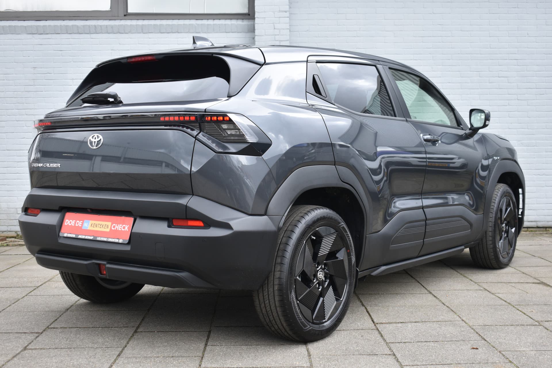 Toyota Urban Cruiser Dynamic 61 kWh Automaat 174pk thumbnail 5