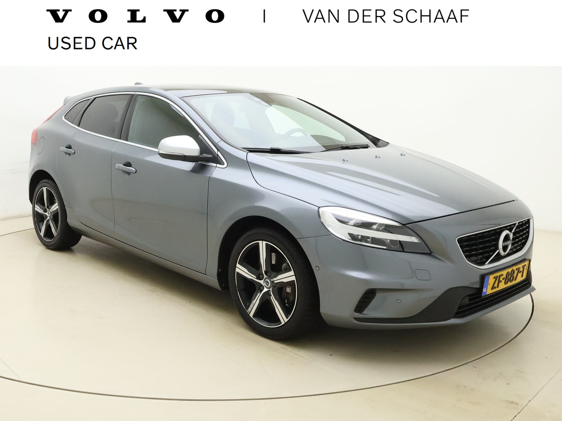 Volvo V40 T3 153pk Automaat Polar+ Sport / Harman&Kardon Audio / Keyless / Panoramadak / Stoelverwarming / Nubuck / Trekhaak / PDC + Camera /