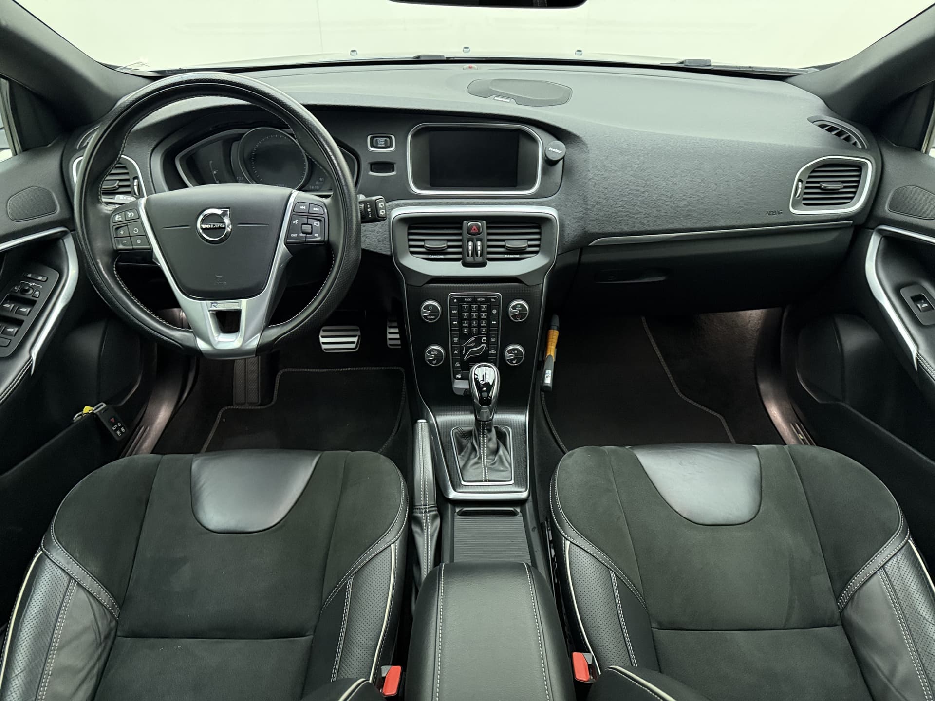 Volvo V40 T3 153pk Automaat Polar+ Sport / Harman&Kardon Audio / Keyless / Panoramadak / Stoelverwarming / Nubuck / Trekhaak / PDC + Camera / thumbnail 2