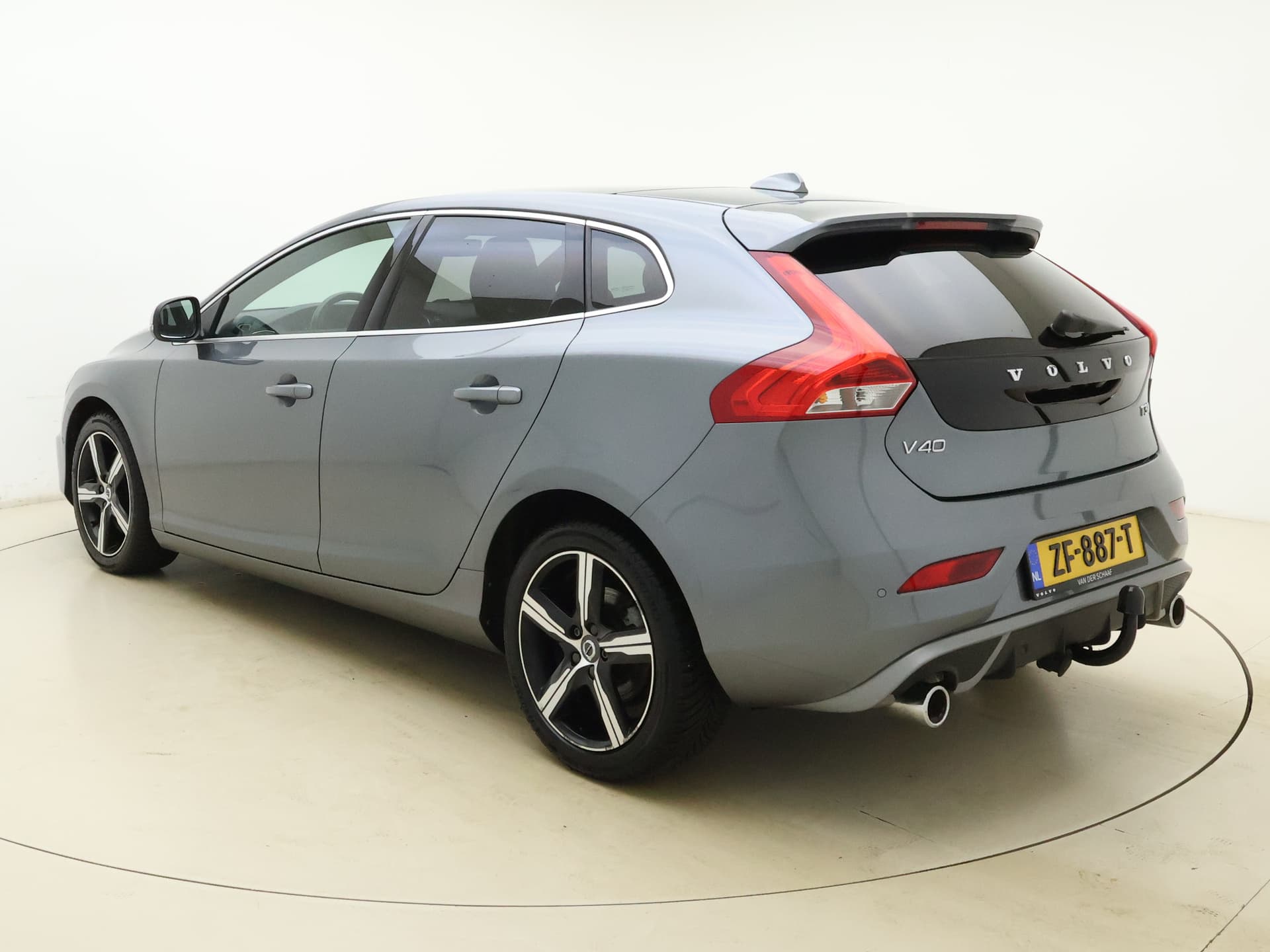 Volvo V40 T3 153pk Automaat Polar+ Sport / Harman&Kardon Audio / Keyless / Panoramadak / Stoelverwarming / Nubuck / Trekhaak / PDC + Camera / thumbnail 3