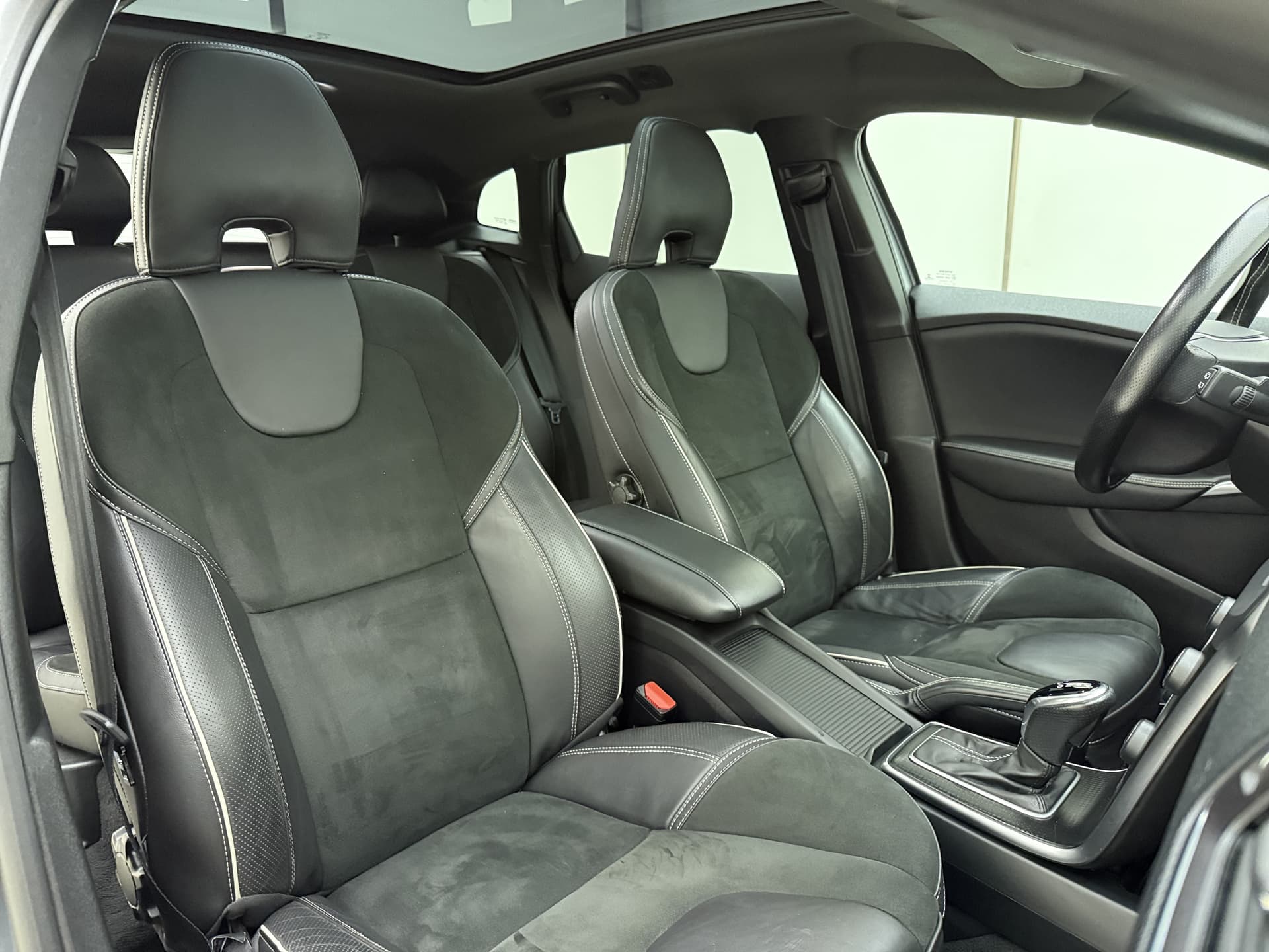 Volvo V40 T3 153pk Automaat Polar+ Sport / Harman&Kardon Audio / Keyless / Panoramadak / Stoelverwarming / Nubuck / Trekhaak / PDC + Camera / thumbnail 4