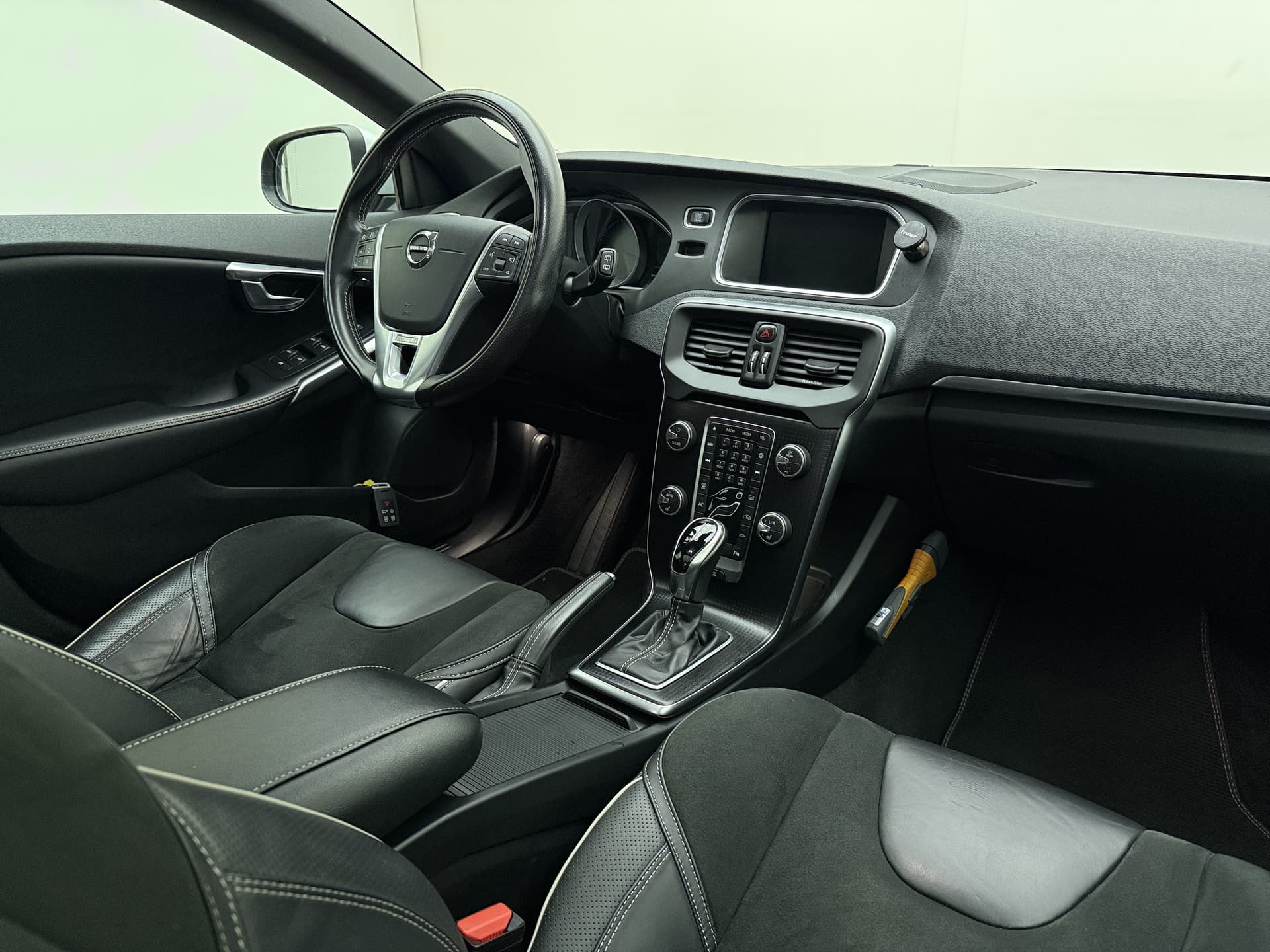 Volvo V40 T3 153pk Automaat Polar+ Sport / Harman&Kardon Audio / Keyless / Panoramadak / Stoelverwarming / Nubuck / Trekhaak / PDC + Camera / thumbnail 9
