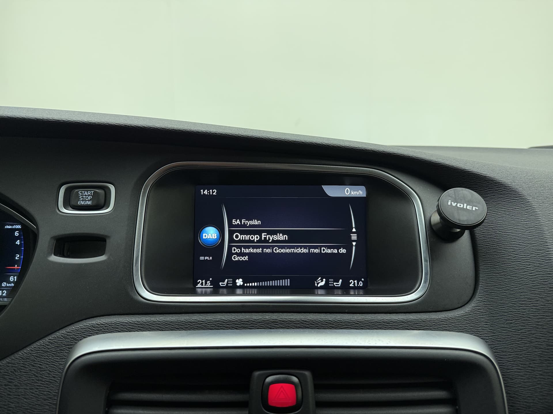 Volvo V40 T3 153pk Automaat Polar+ Sport / Harman&Kardon Audio / Keyless / Panoramadak / Stoelverwarming / Nubuck / Trekhaak / PDC + Camera / thumbnail 10