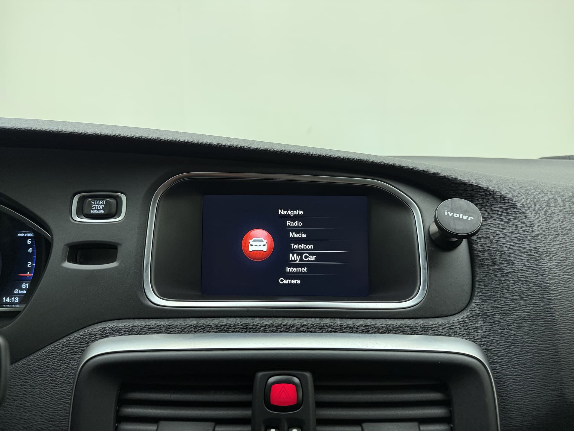 Volvo V40 T3 153pk Automaat Polar+ Sport / Harman&Kardon Audio / Keyless / Panoramadak / Stoelverwarming / Nubuck / Trekhaak / PDC + Camera / thumbnail 13