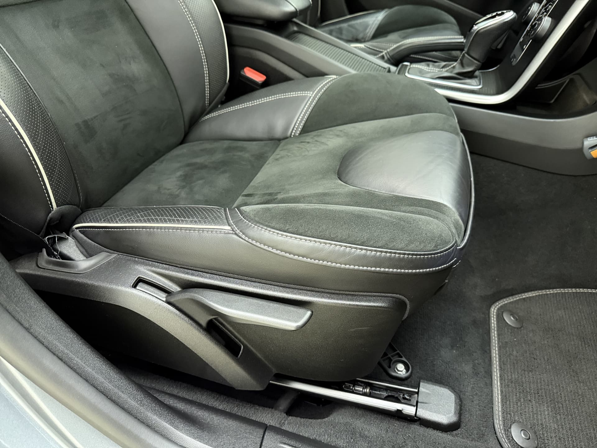 Volvo V40 T3 153pk Automaat Polar+ Sport / Harman&Kardon Audio / Keyless / Panoramadak / Stoelverwarming / Nubuck / Trekhaak / PDC + Camera / thumbnail 21