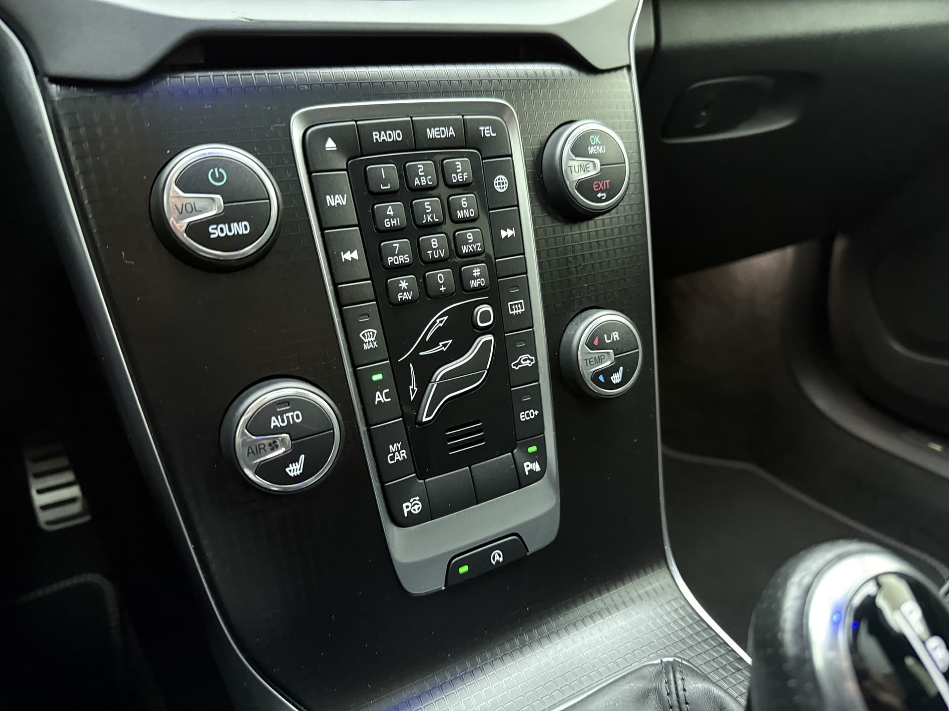 Volvo V40 T3 153pk Automaat Polar+ Sport / Harman&Kardon Audio / Keyless / Panoramadak / Stoelverwarming / Nubuck / Trekhaak / PDC + Camera / thumbnail 22