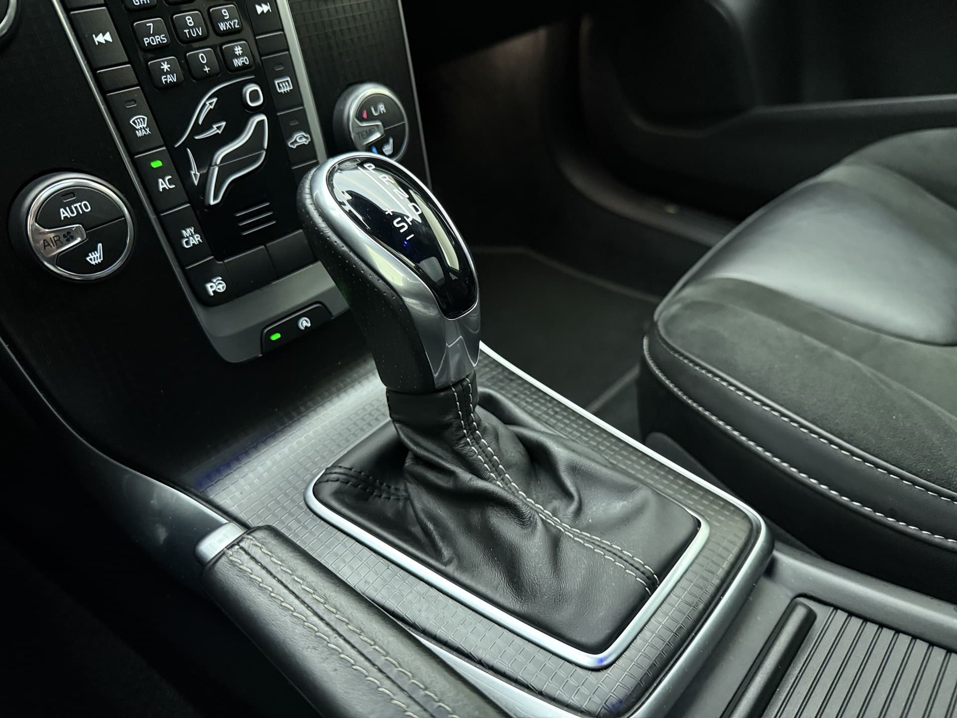 Volvo V40 T3 153pk Automaat Polar+ Sport / Harman&Kardon Audio / Keyless / Panoramadak / Stoelverwarming / Nubuck / Trekhaak / PDC + Camera / thumbnail 23