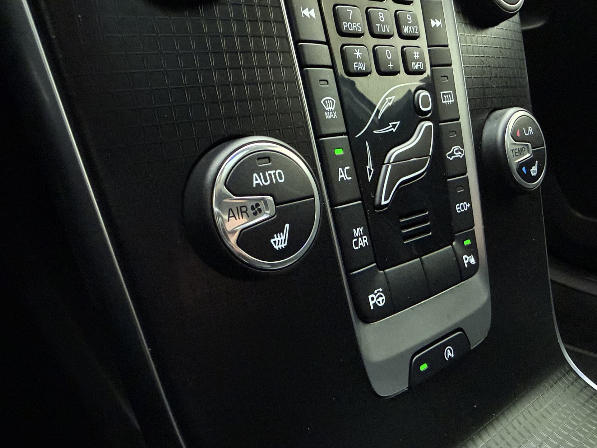 Volvo V40 T3 153pk Automaat Polar+ Sport / Harman&Kardon Audio / Keyless / Panoramadak / Stoelverwarming / Nubuck / Trekhaak / PDC + Camera / thumbnail 24