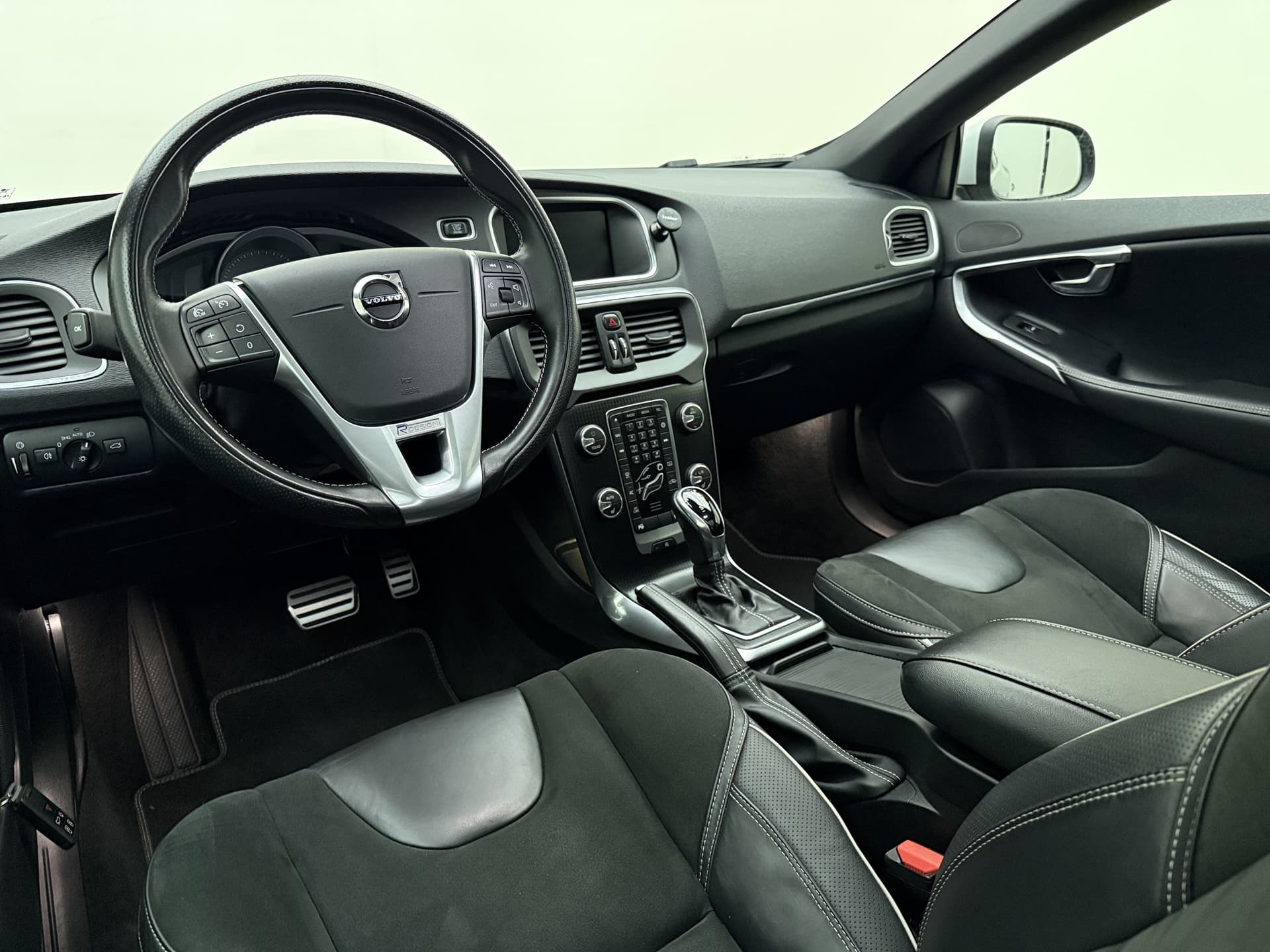 Volvo V40 T3 153pk Automaat Polar+ Sport / Harman&Kardon Audio / Keyless / Panoramadak / Stoelverwarming / Nubuck / Trekhaak / PDC + Camera / thumbnail 27