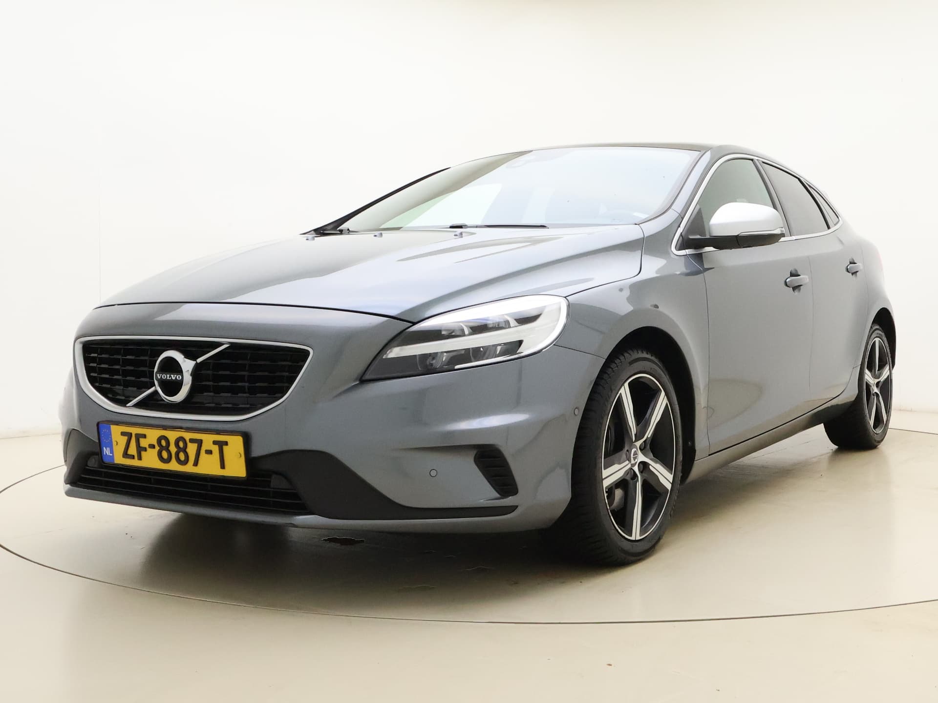 Volvo V40 T3 153pk Automaat Polar+ Sport / Harman&Kardon Audio / Keyless / Panoramadak / Stoelverwarming / Nubuck / Trekhaak / PDC + Camera / thumbnail 32