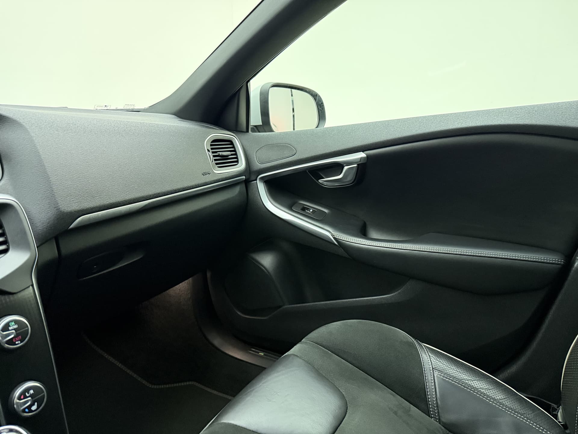 Volvo V40 T3 153pk Automaat Polar+ Sport / Harman&Kardon Audio / Keyless / Panoramadak / Stoelverwarming / Nubuck / Trekhaak / PDC + Camera / thumbnail 35