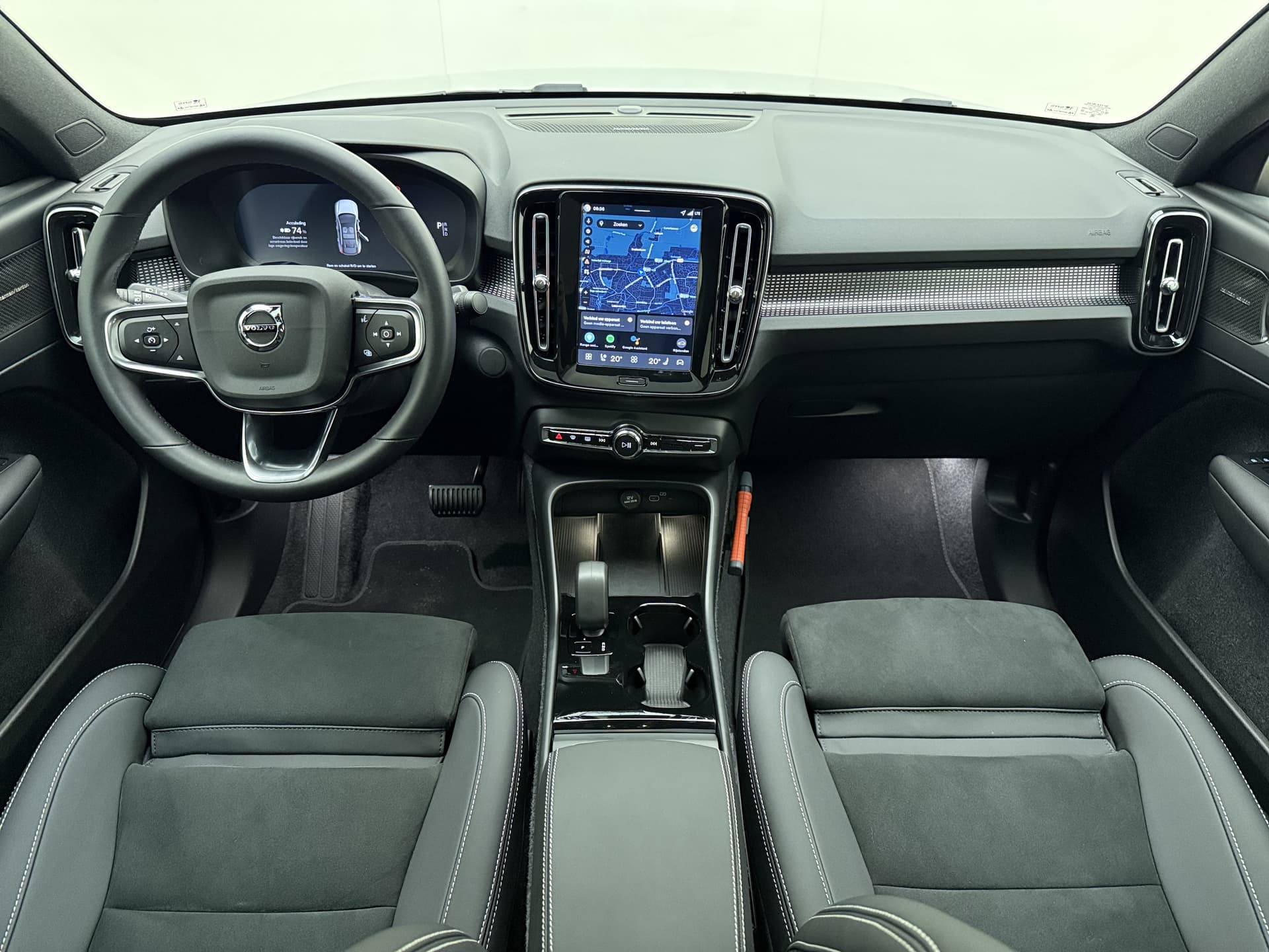 Volvo EC40 Extended Range Ultra / 20'' / Nubuck / Trekhaak / 360 Camera / Elektr. Stoelen / Harman&Kardon Audio / Getint glas / Panoramadak / thumbnail 2